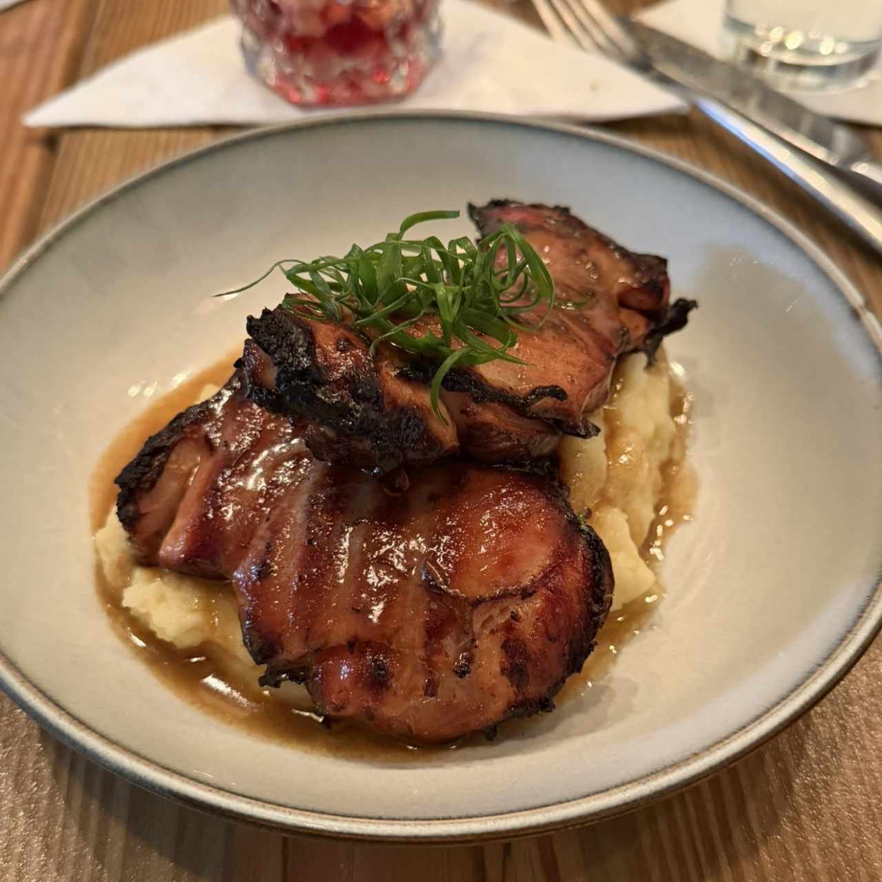 Pollo ahumado en leña de nance