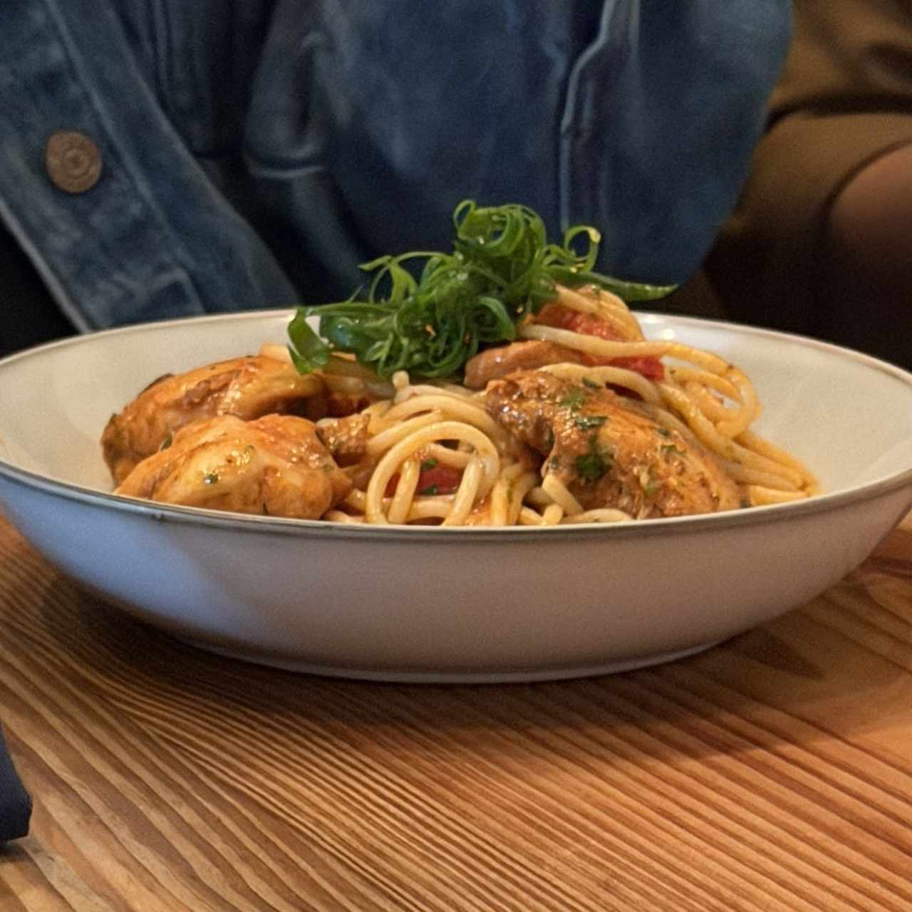 Pasta con Pollo guisado
