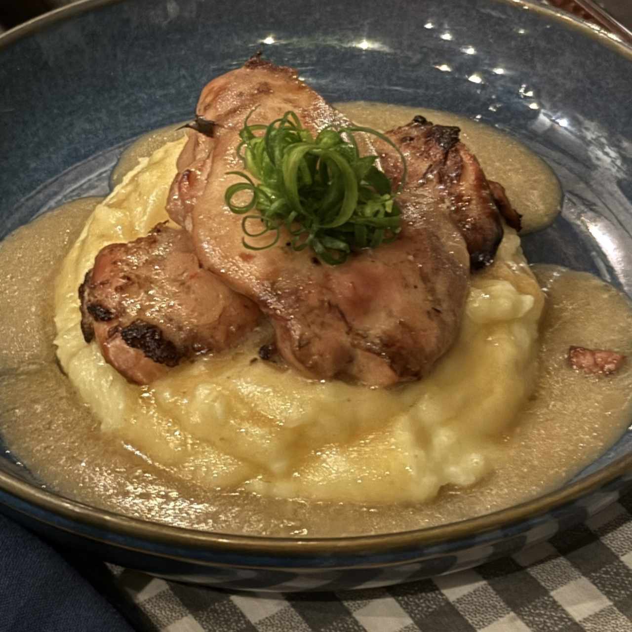Pollo ahumado en leña de nance