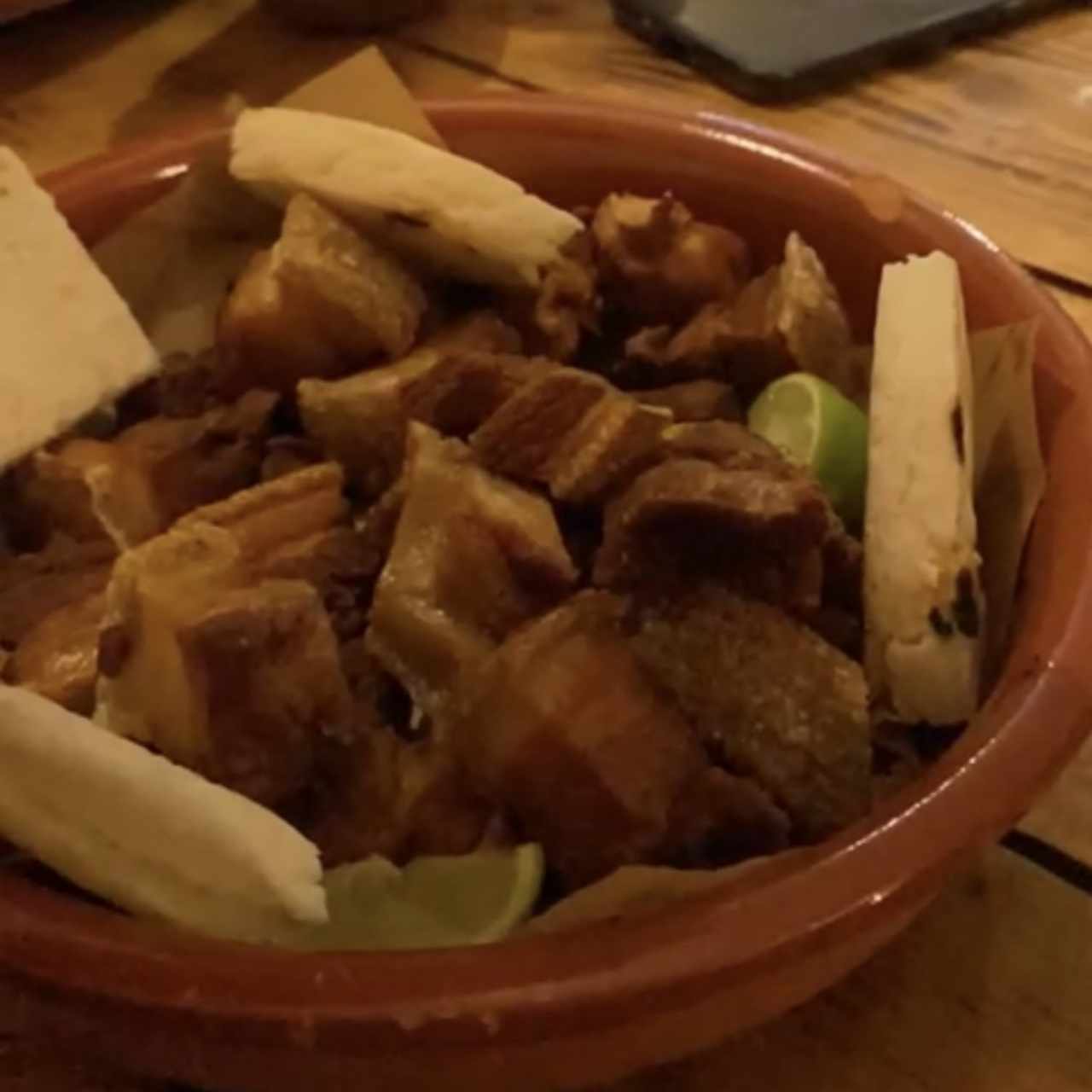 Chicharrones con arepa 