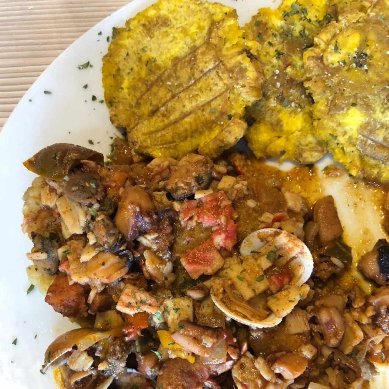 Corvina a la Maisa con patacones