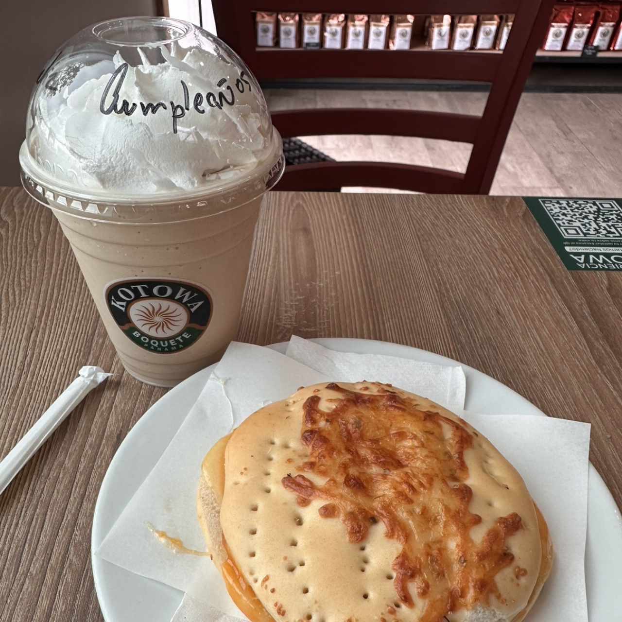 Frappe de chocolate blanco con café acompañado de pan arabe de 4 quesos!! 😋😋👌