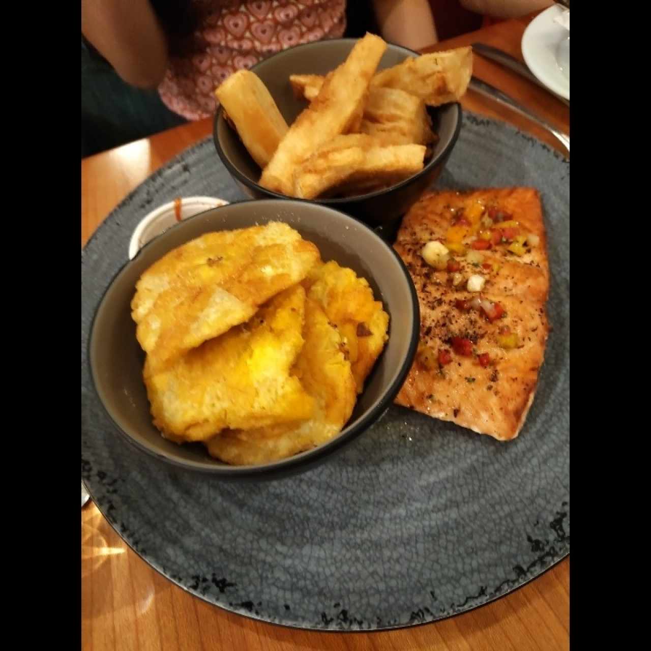 Filete de pescado, yuca y patacones