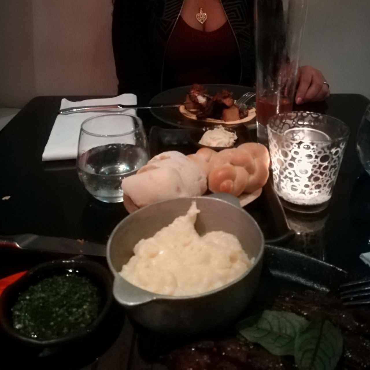 entrañas de res, pure de papas, chimichurri
