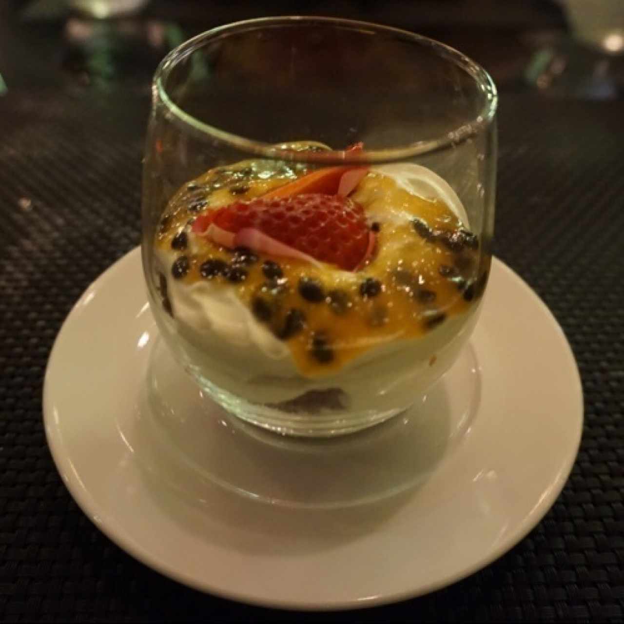 Mousse de maracuyá servido sobre brownie de chocolate