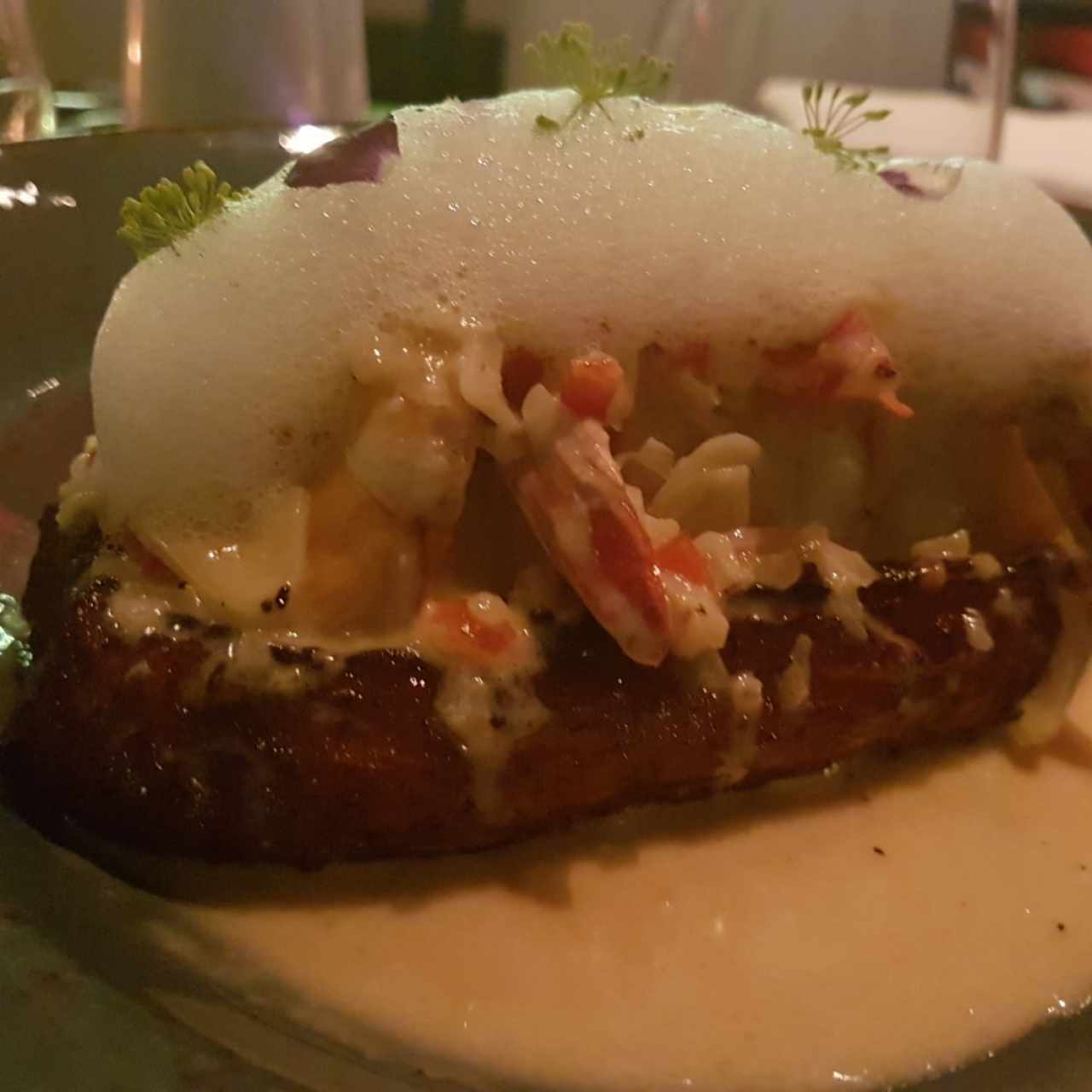 Langostinos con Ajillo Cremoso sobre Plátano Asado