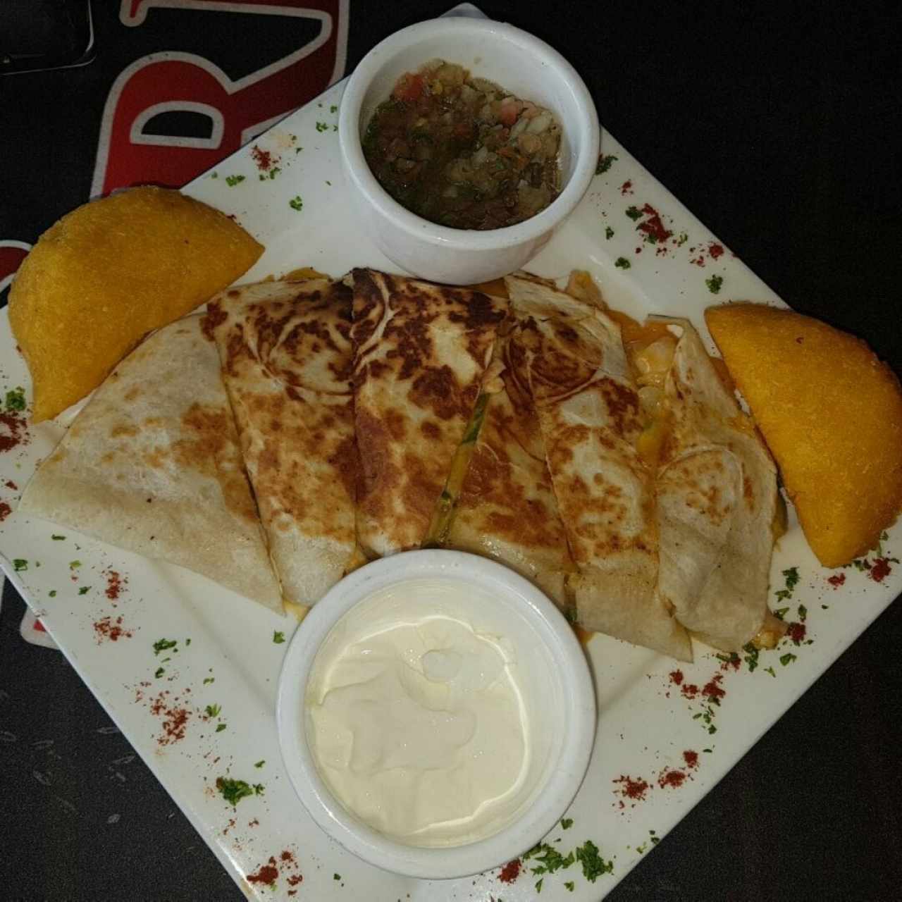Quesadillas de pollo y empanaditas colombianas 