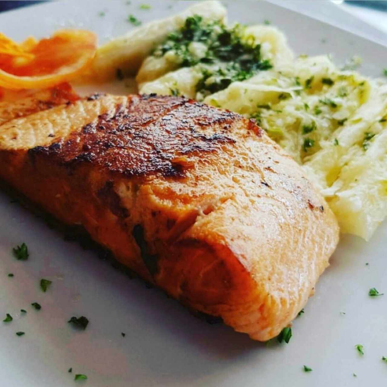 Filete de salmon con yuca al mojo