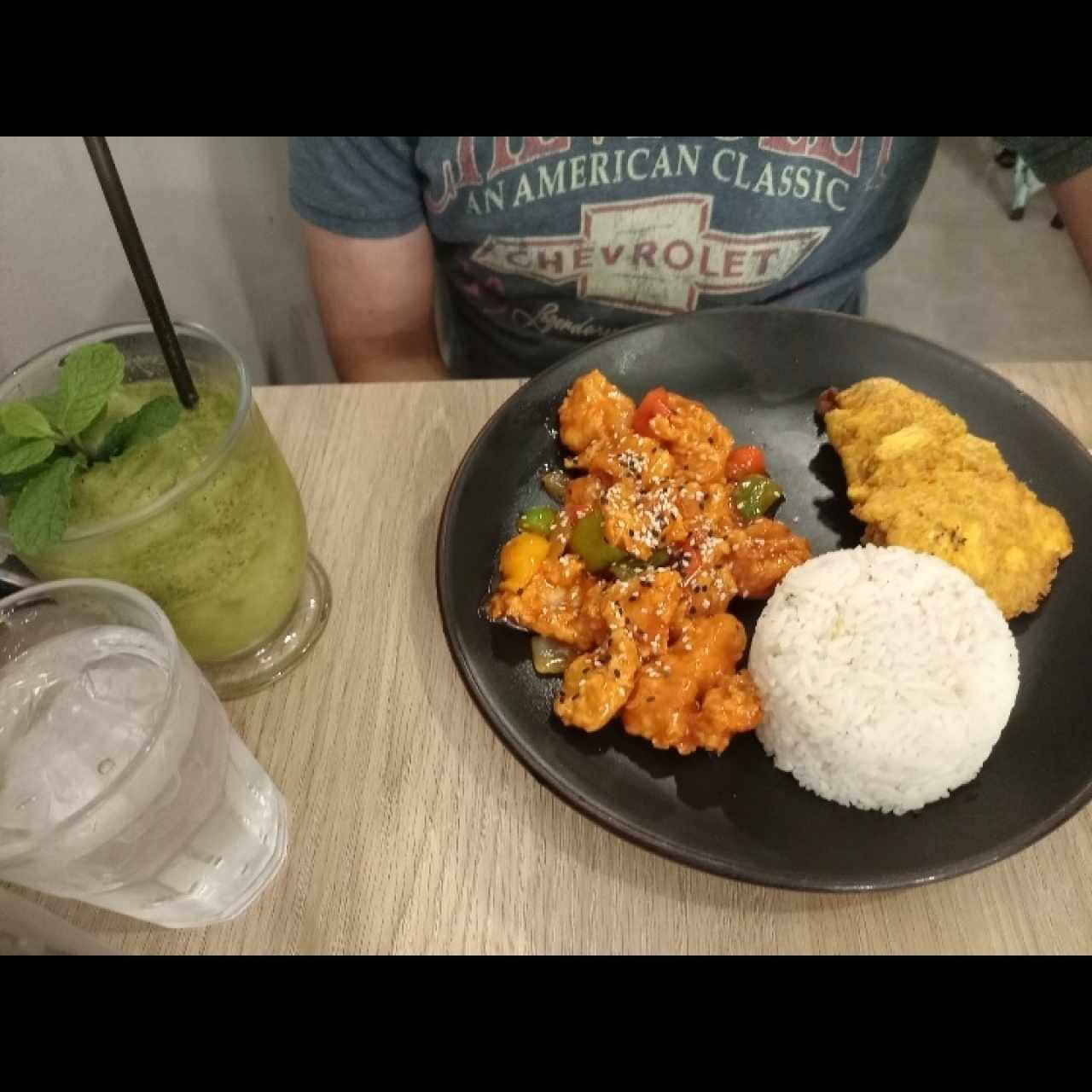 Pollo estilo chino con sus acompañamientos