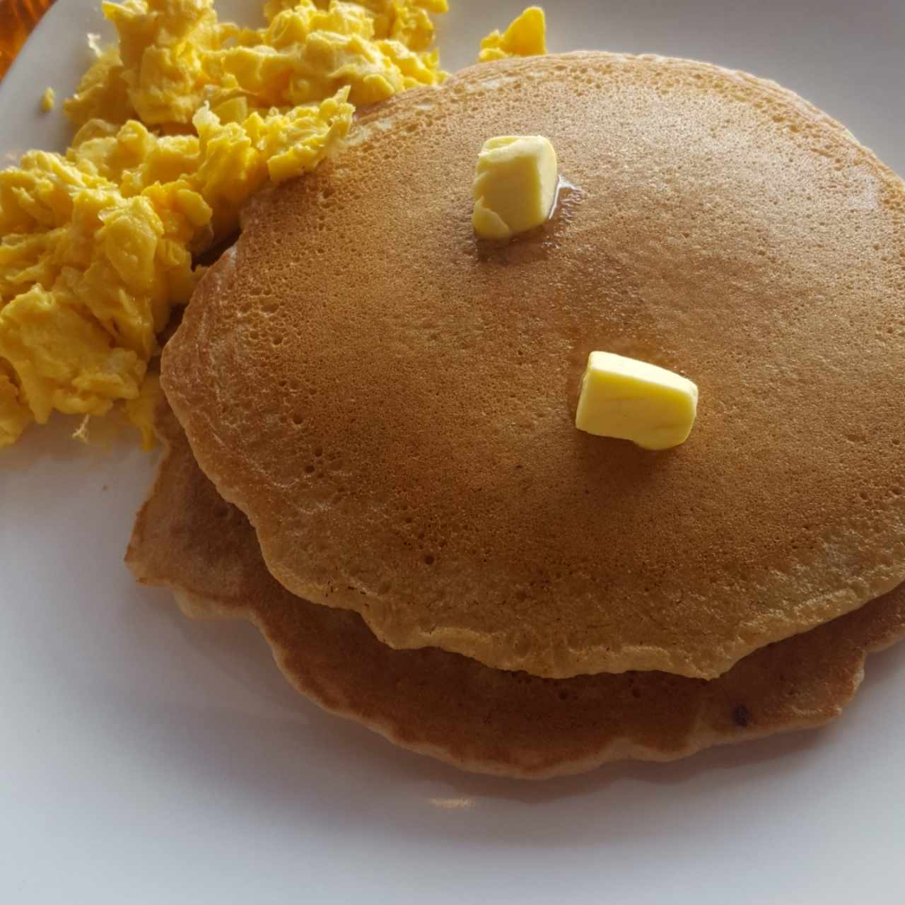Pancakes y huevos