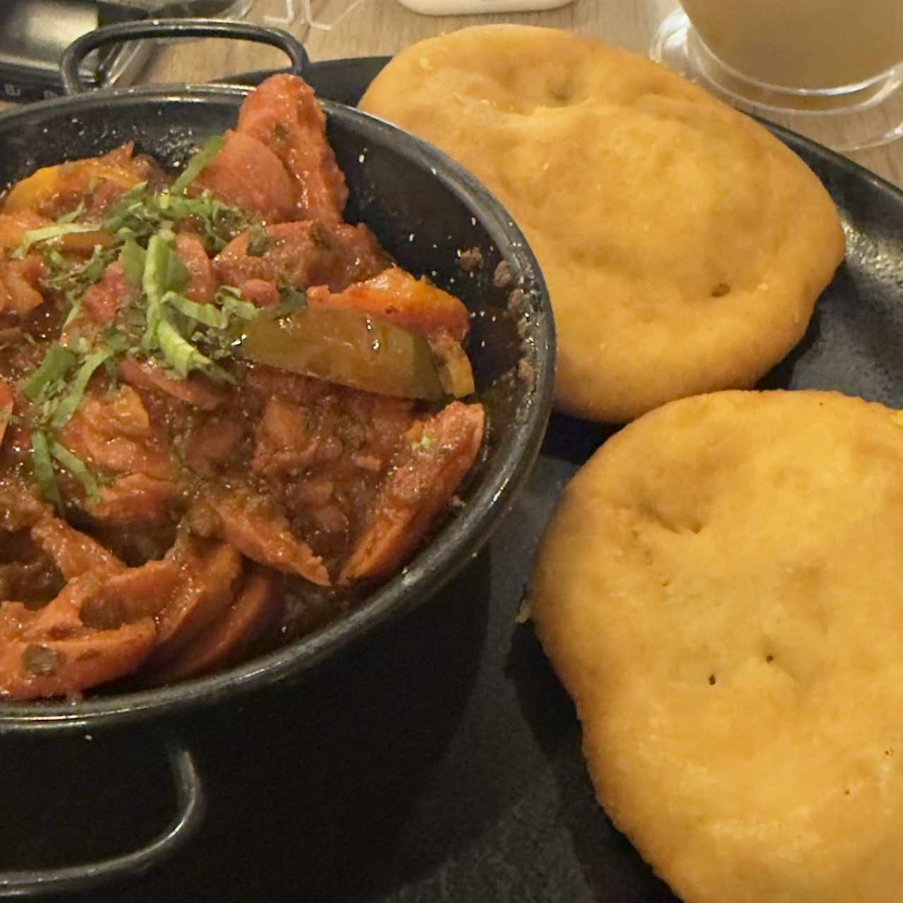 Salchichaa guisadas con hojaldre