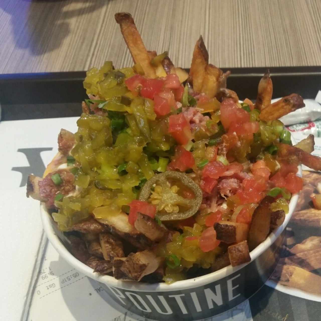the works fries con extra de pepinillos tomates y jalapeños.