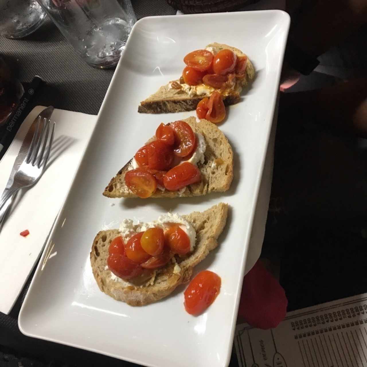 Montadito de tomate y queso cabra 
