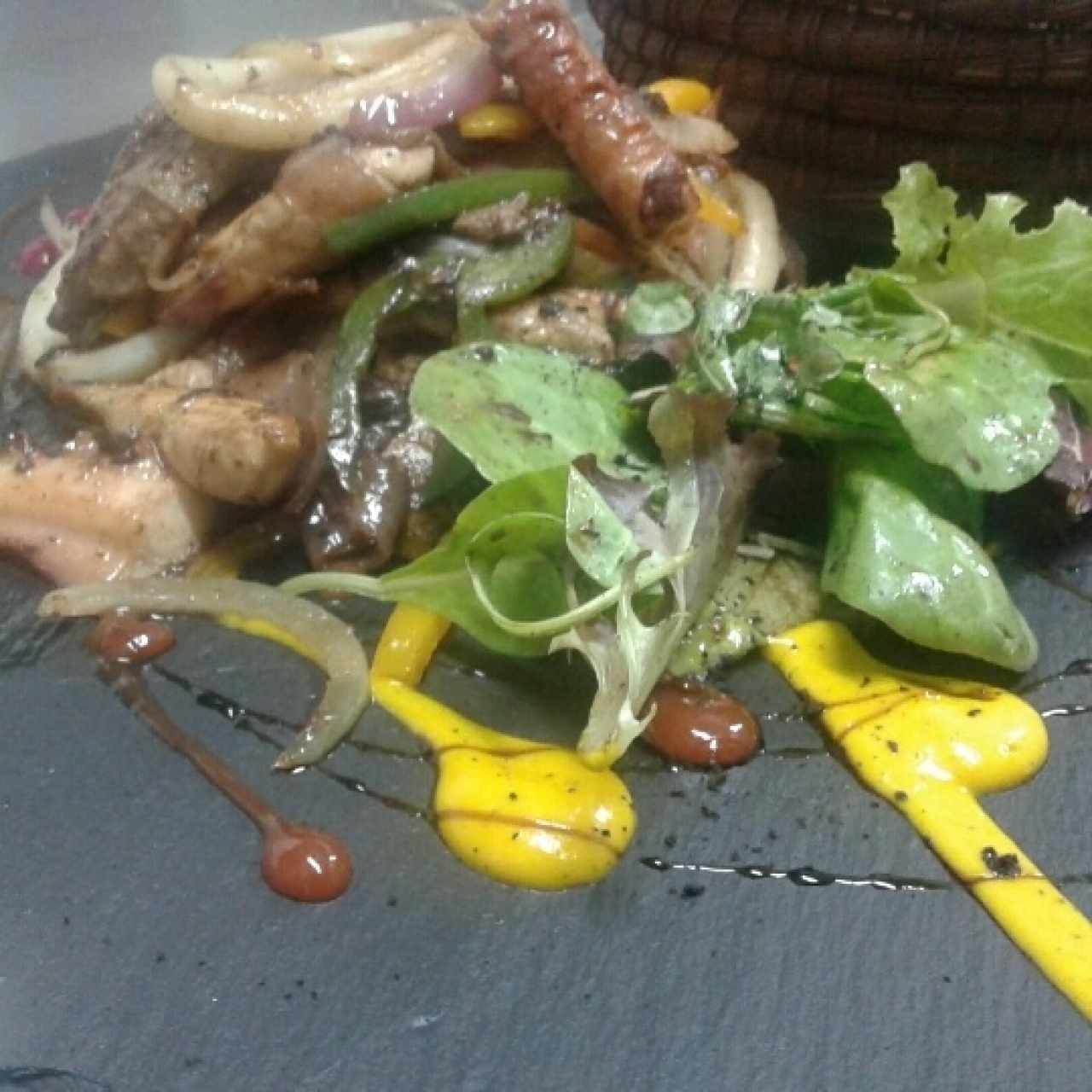 Parrilla mar y tierra pimientos asados cebolla tomates cherrys microVerdes 