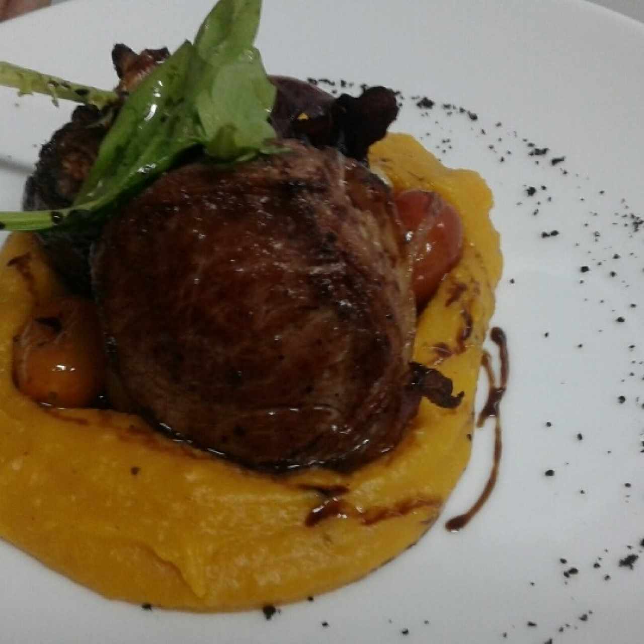 Lomo de res albardado con salvia y bacon pure de pixbae verdes y reduccion de balsamico