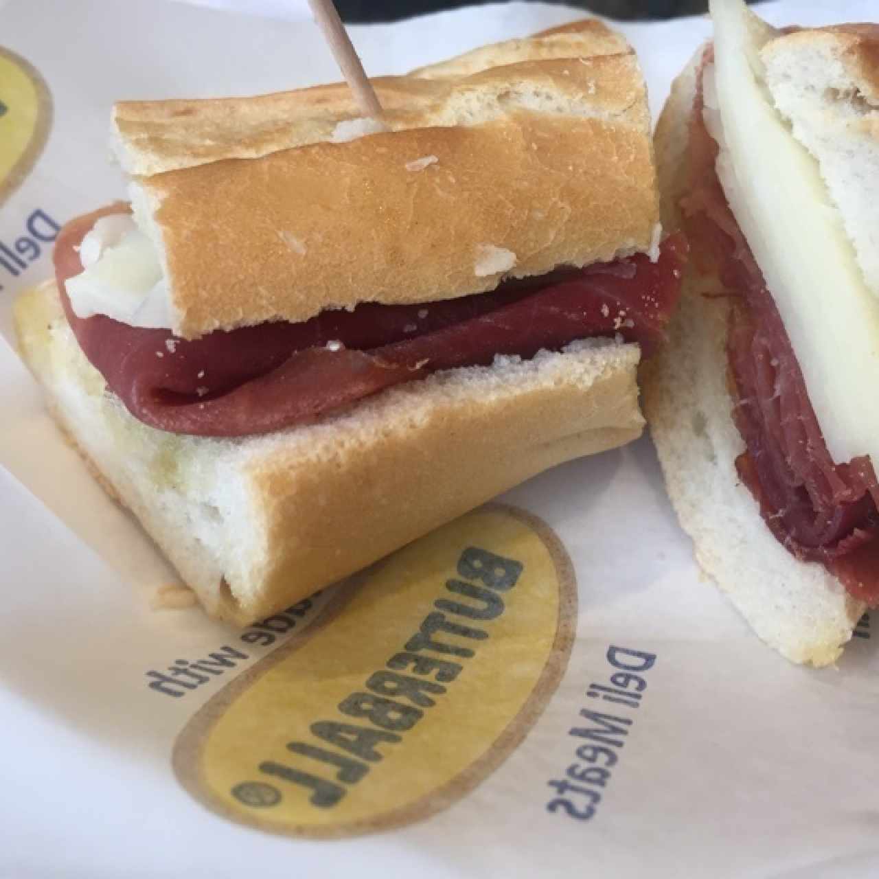 emparedado de jamon serrano y queso manchego