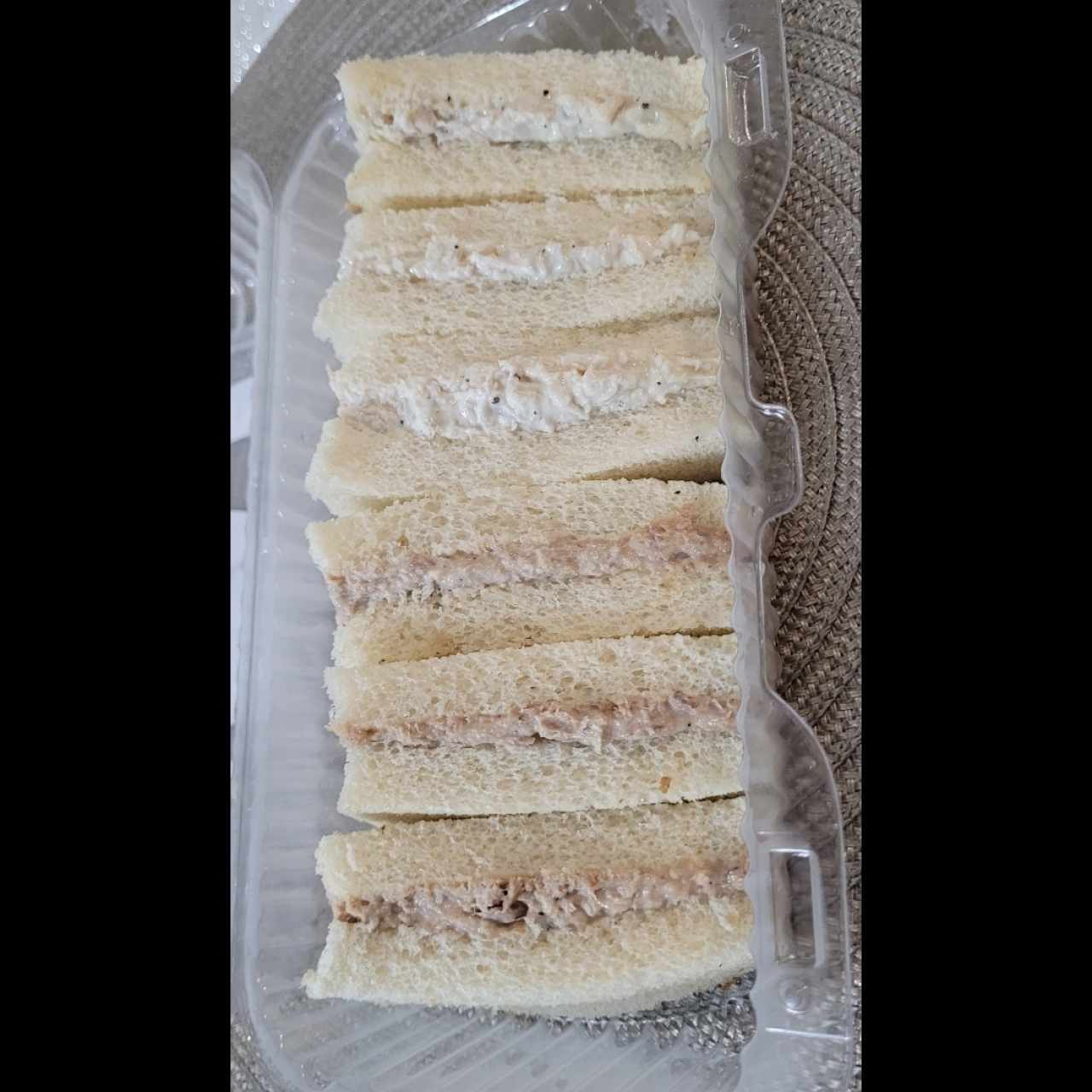 Sandwichitos en pan blanco Tuna, Pollo, Huevo (6 unidades)