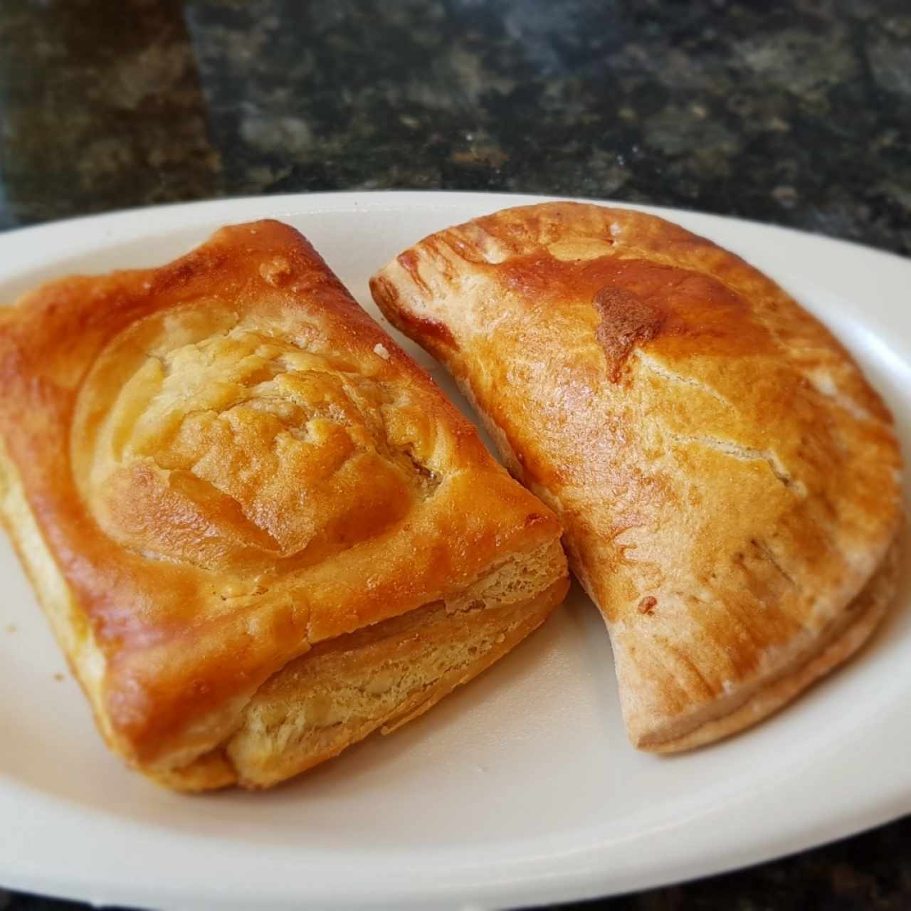 Empanada Artesana de Queso y Pastelito de Pollo
