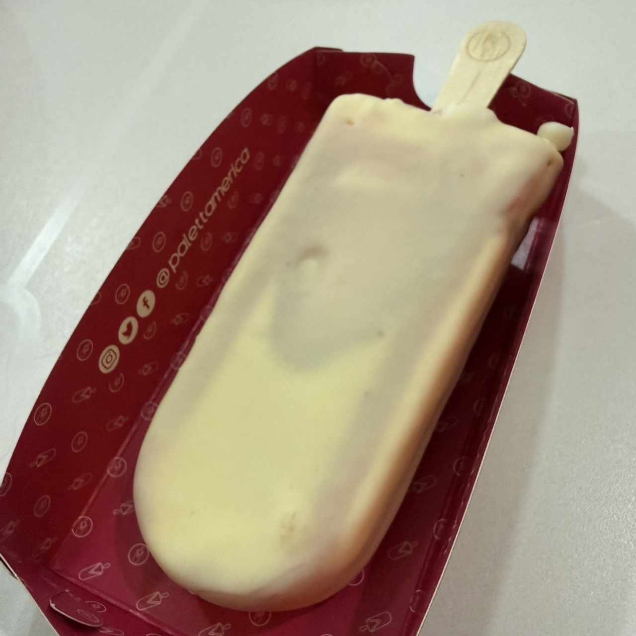 Paleta cheesecake de Fresa con Topping de Chocolate Blanco