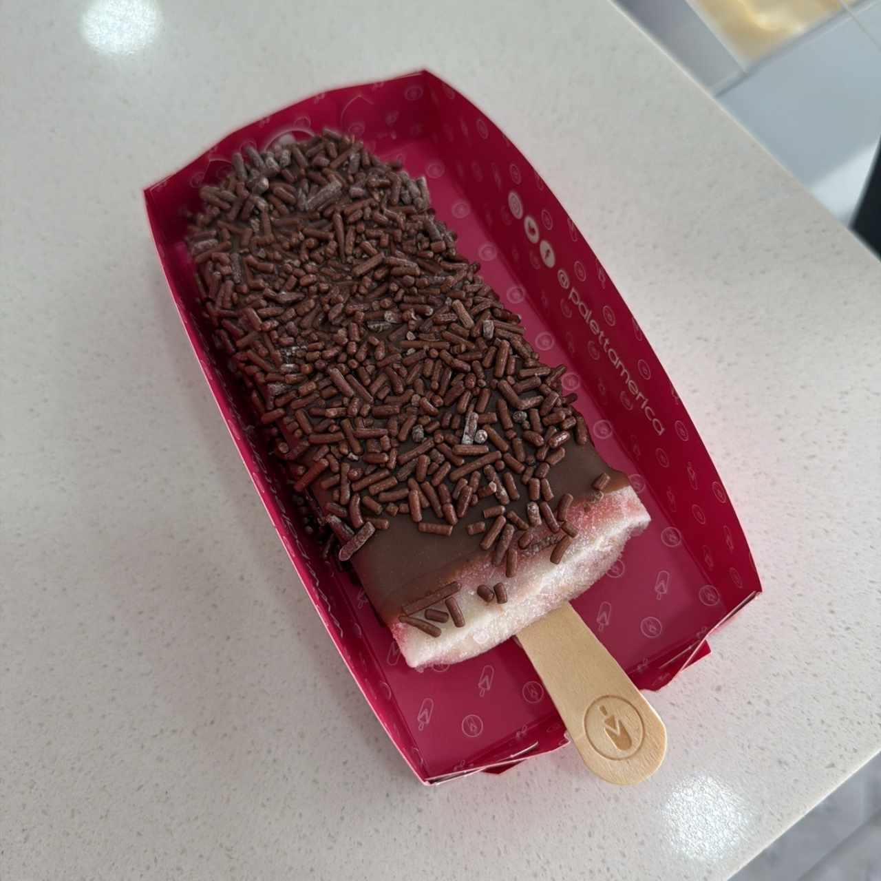 Paleta de Cheesecake de fresa con chocolate de leche