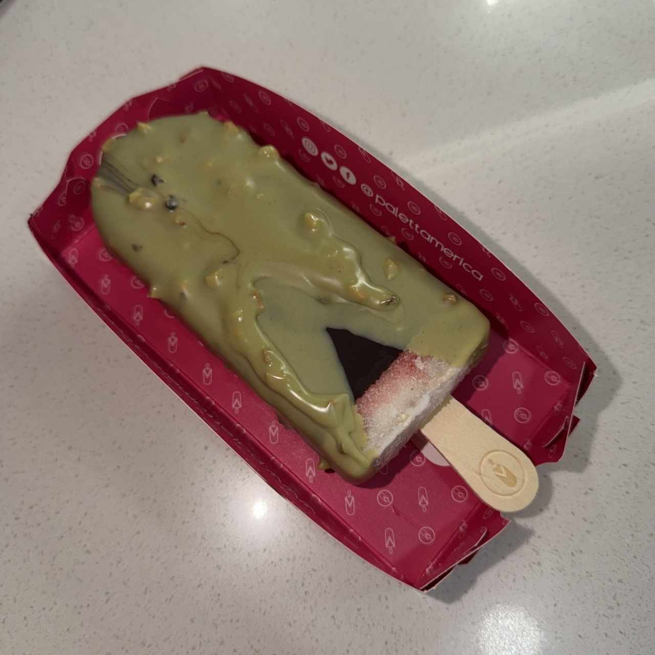 Paleta de cheesecake de fresa con chocolate negro y pistacho 