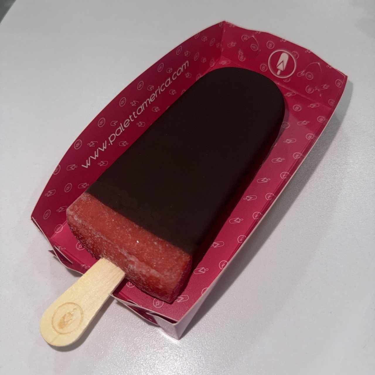 Fresa con leche condensada y chocolate negro