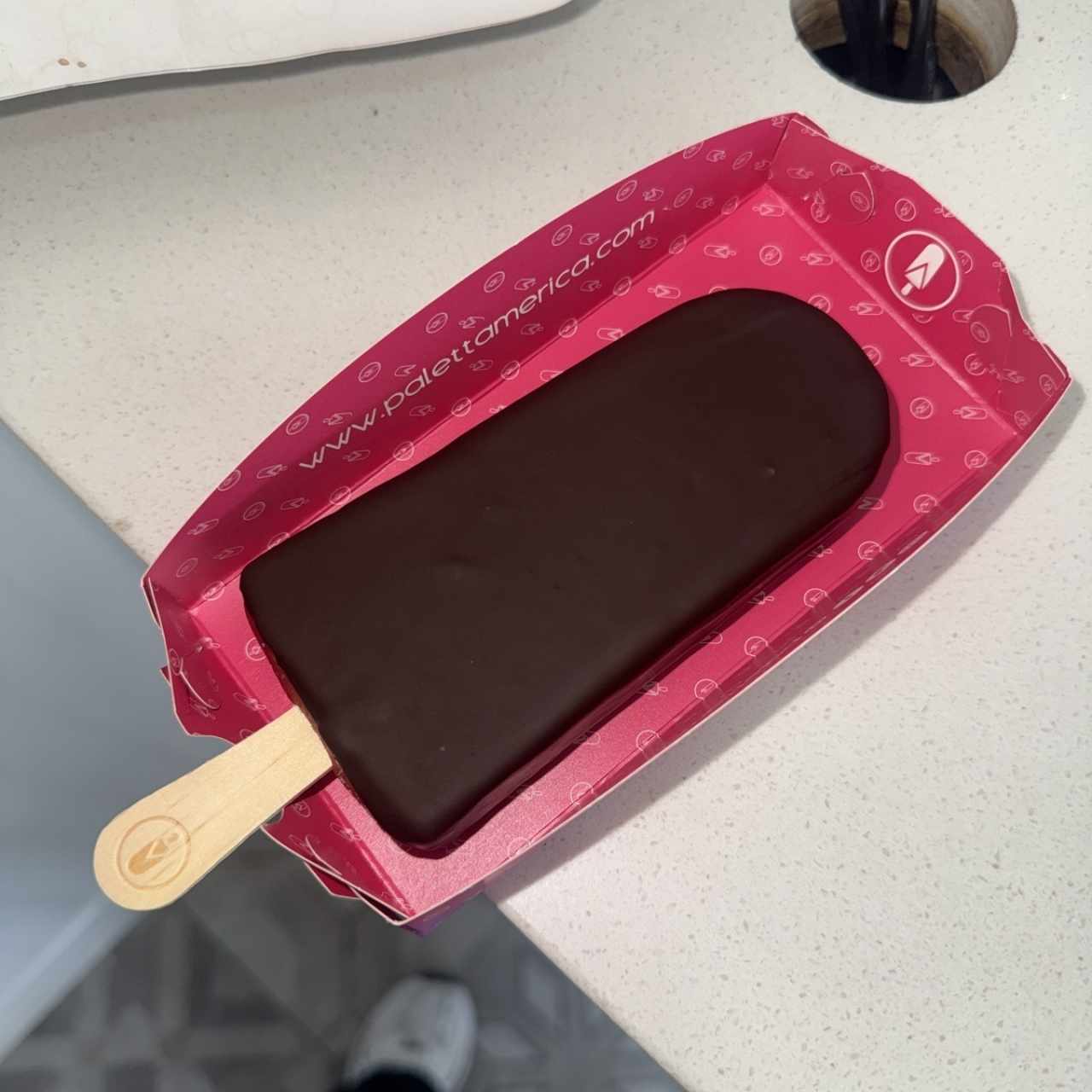 Fresa rellena de levhe condensada y chocolate negro