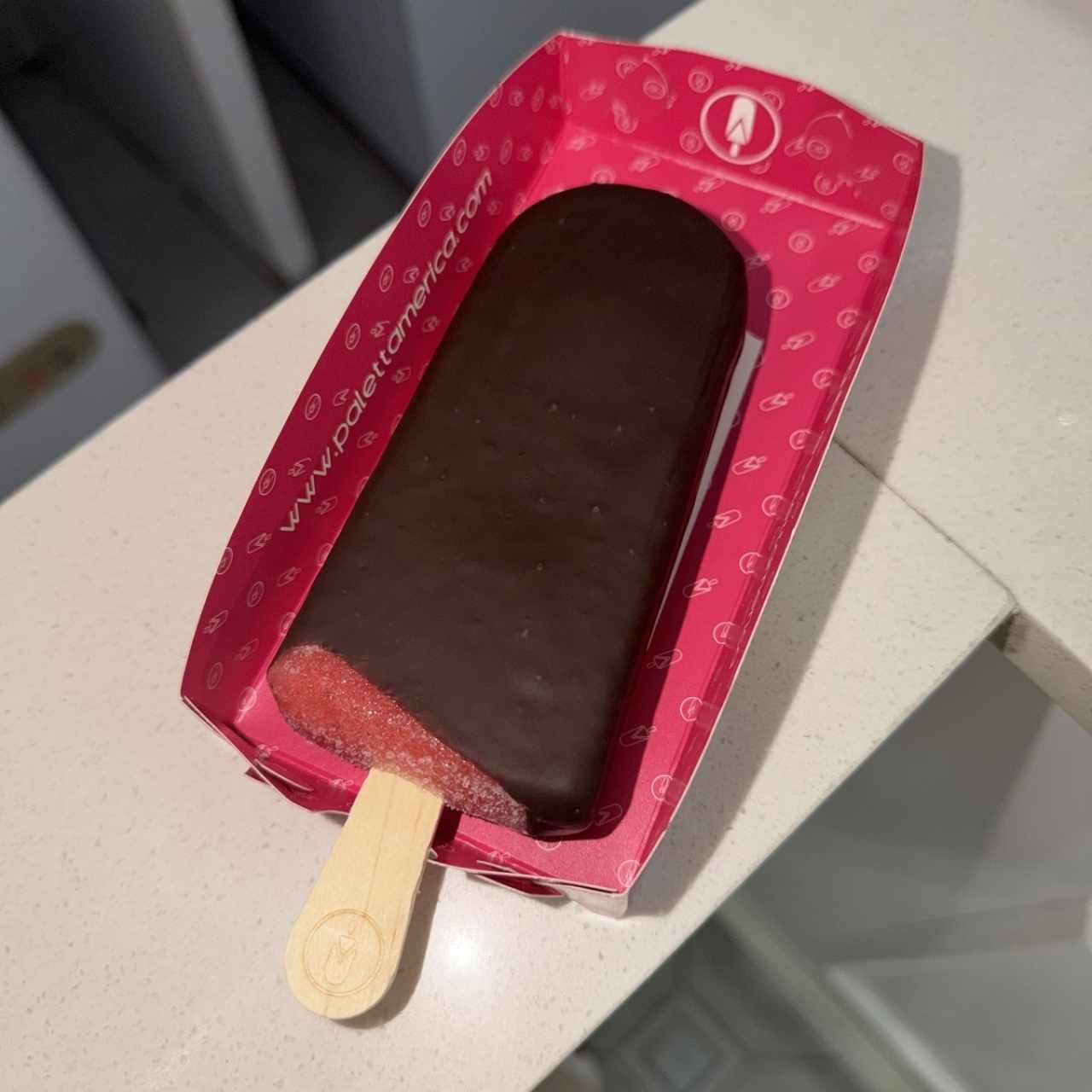 Fresa con leche condensada y chocolate negro