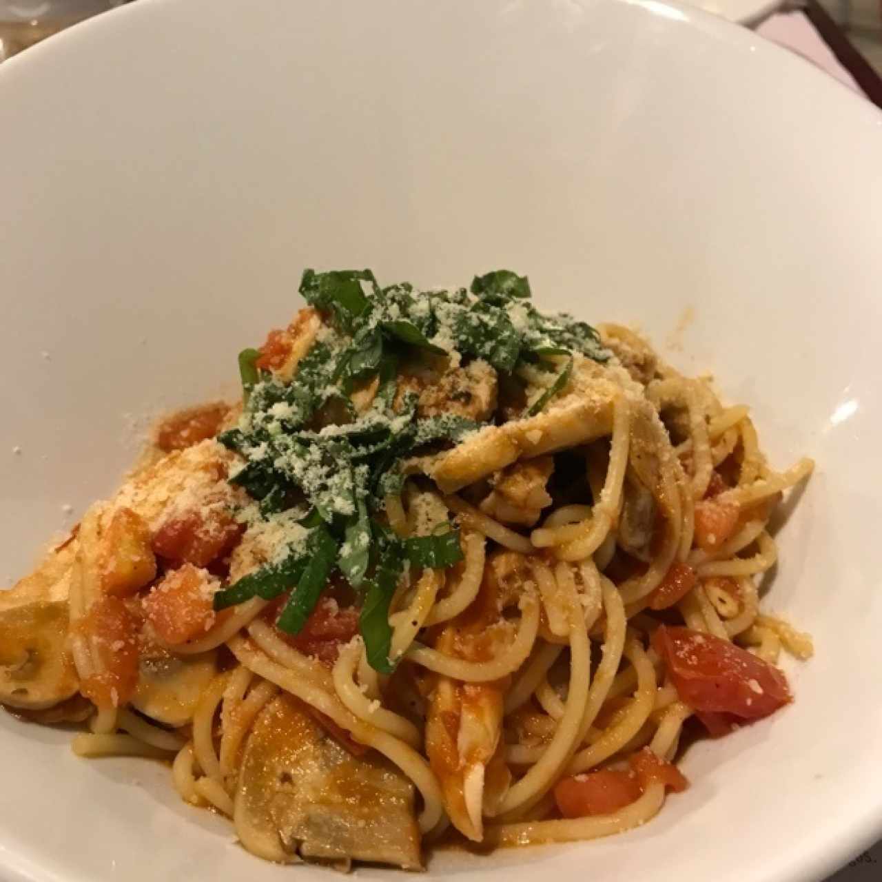 Pasta con Pollo, albahaca, tomate y hongos salsa roja