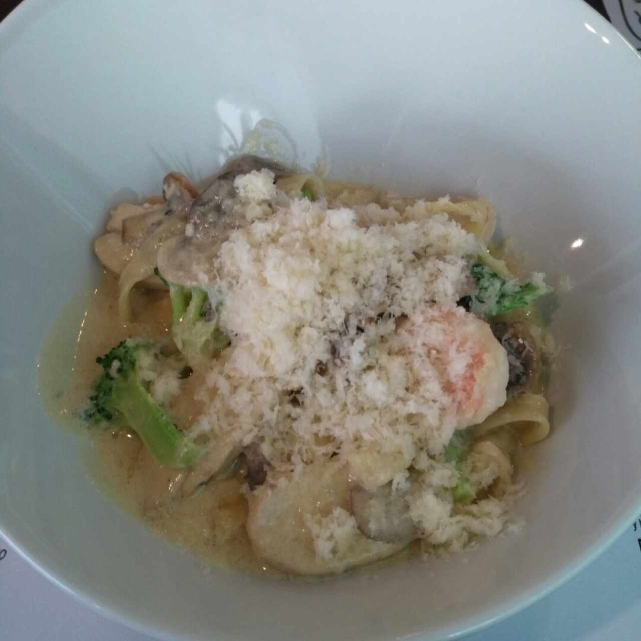 Fetucchini con Camarones Pollo Brocoli y Hongos a la 4 Quesos