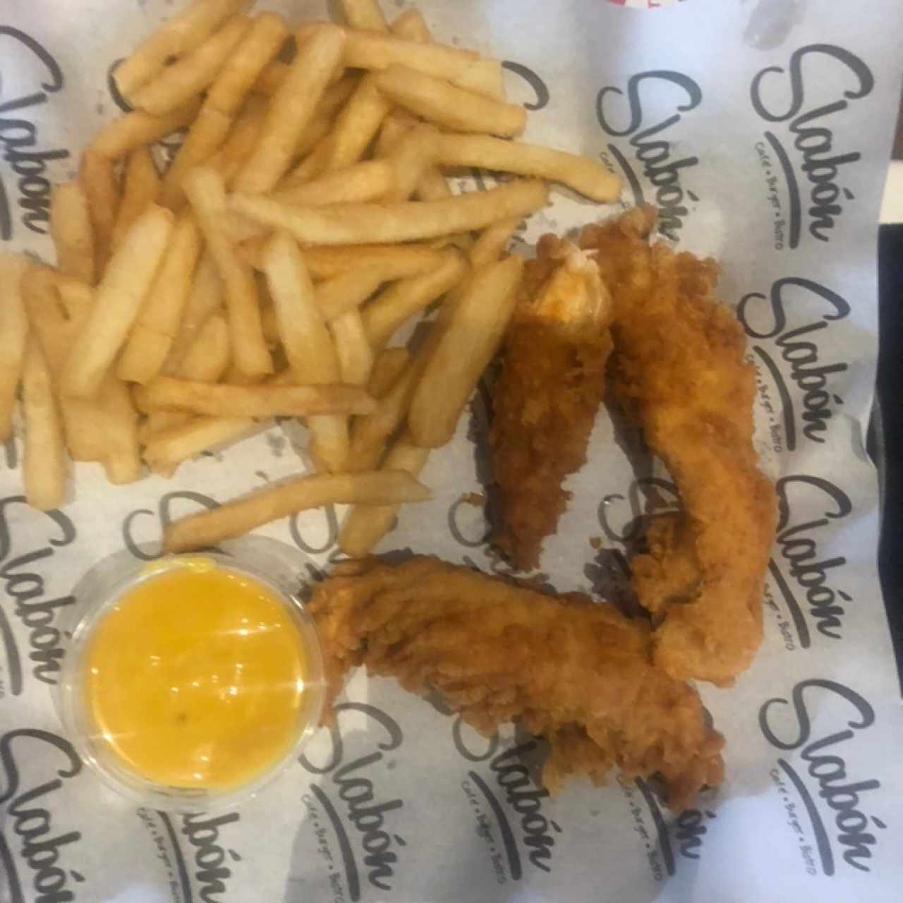 Chicken Fingers con Papas