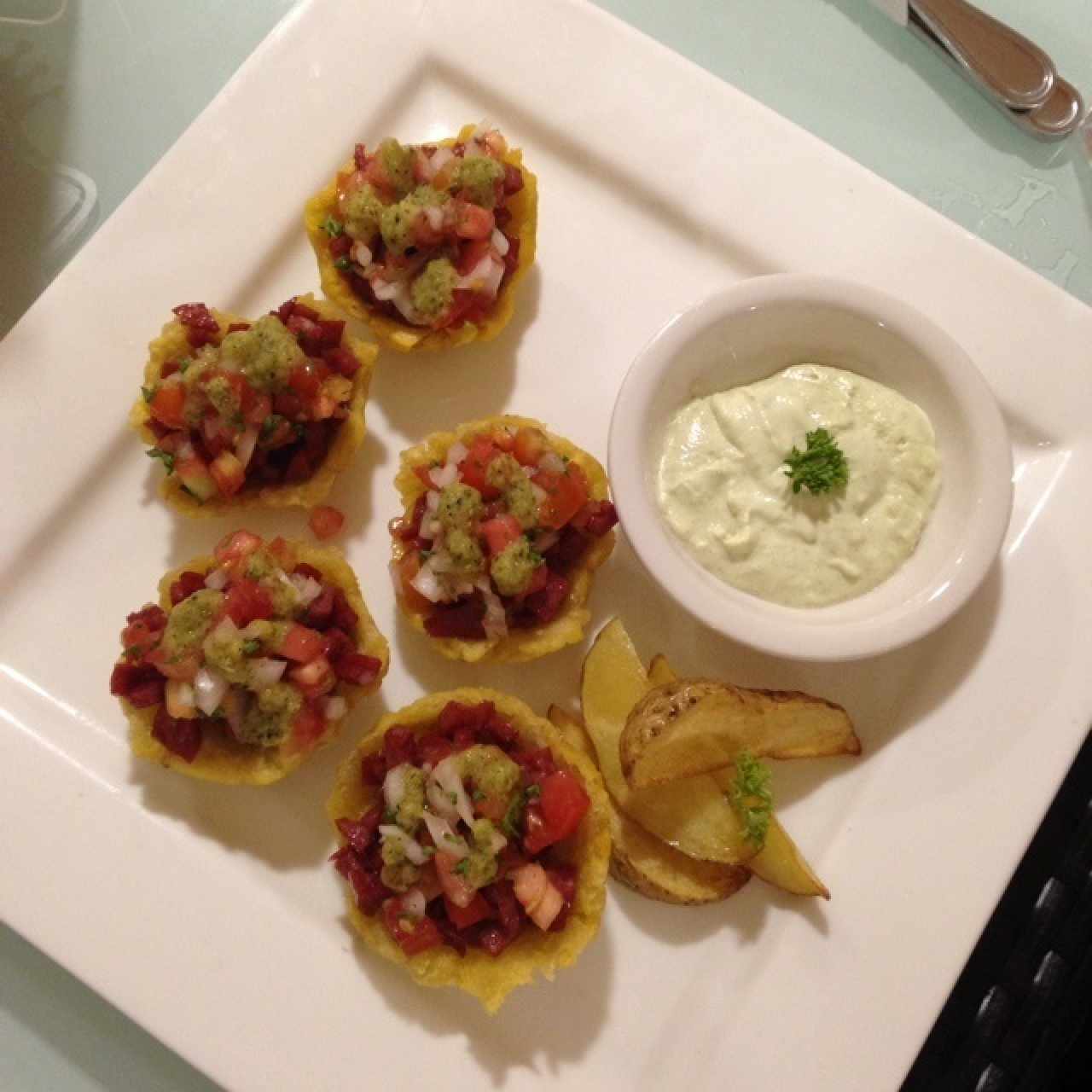 Patacones Tielo rellenos de chorizos, pico de gallo, y salsa especial de la casa