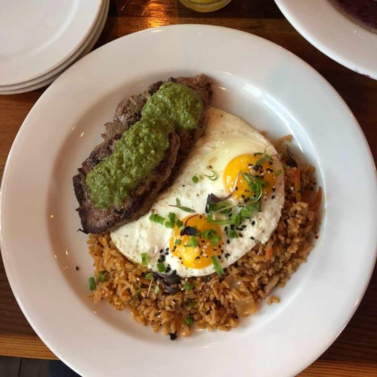 NECAR Y HUEVOS, 15USD, Arroz frito con kimchi y bacon, huevos fritos, filete sellado con chimichurri