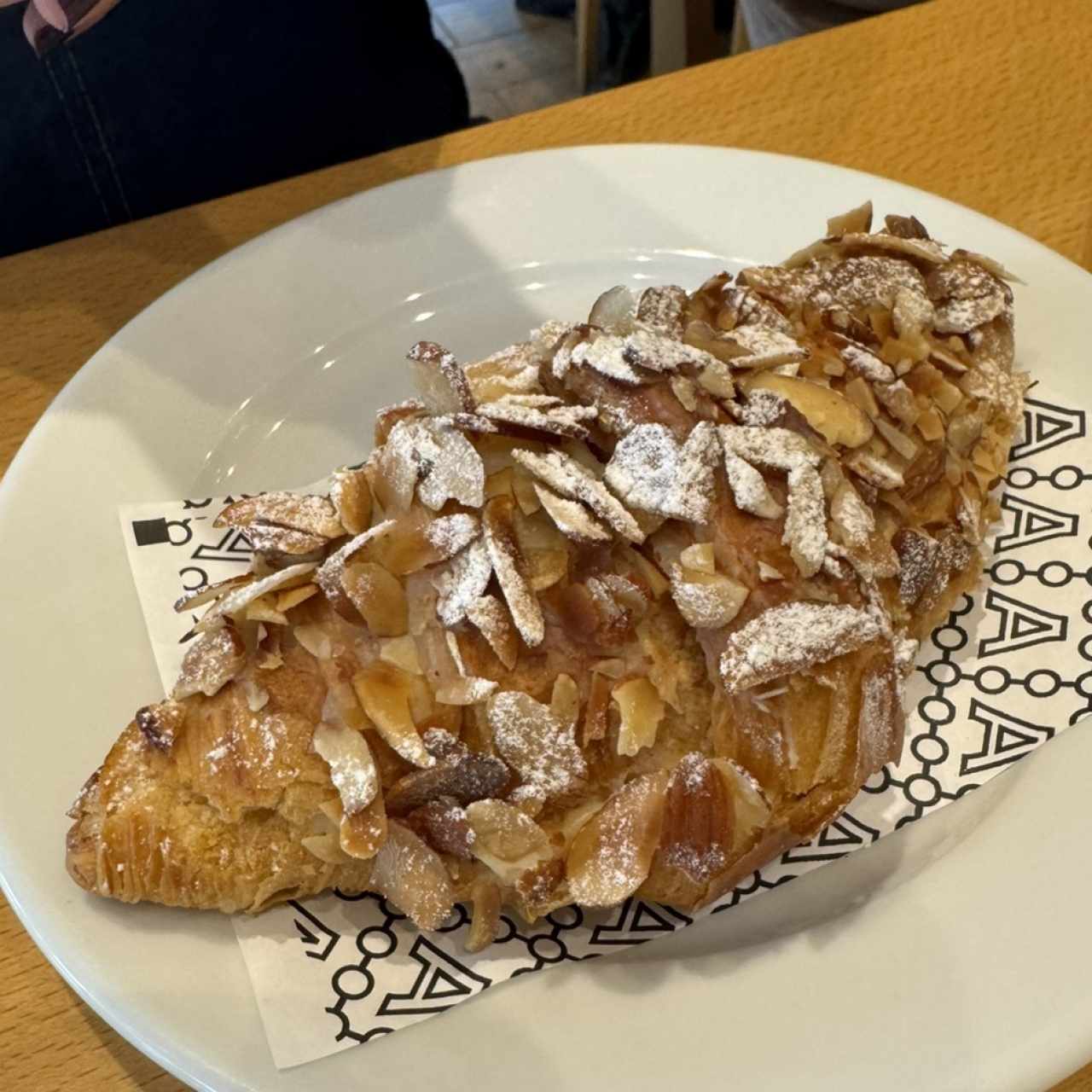 Croissant relleno de crema y almendras