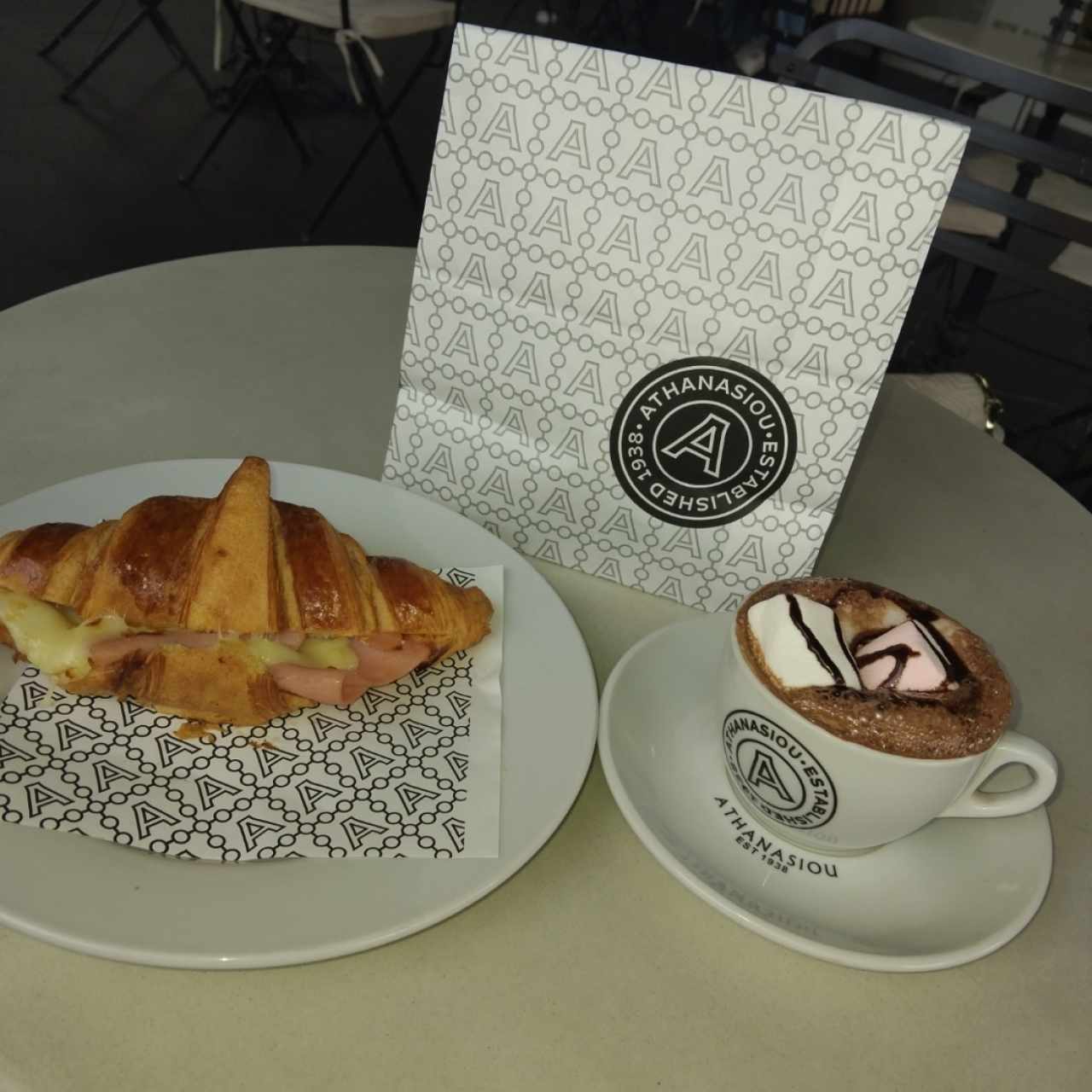 Croissant relleno de jamón y queso