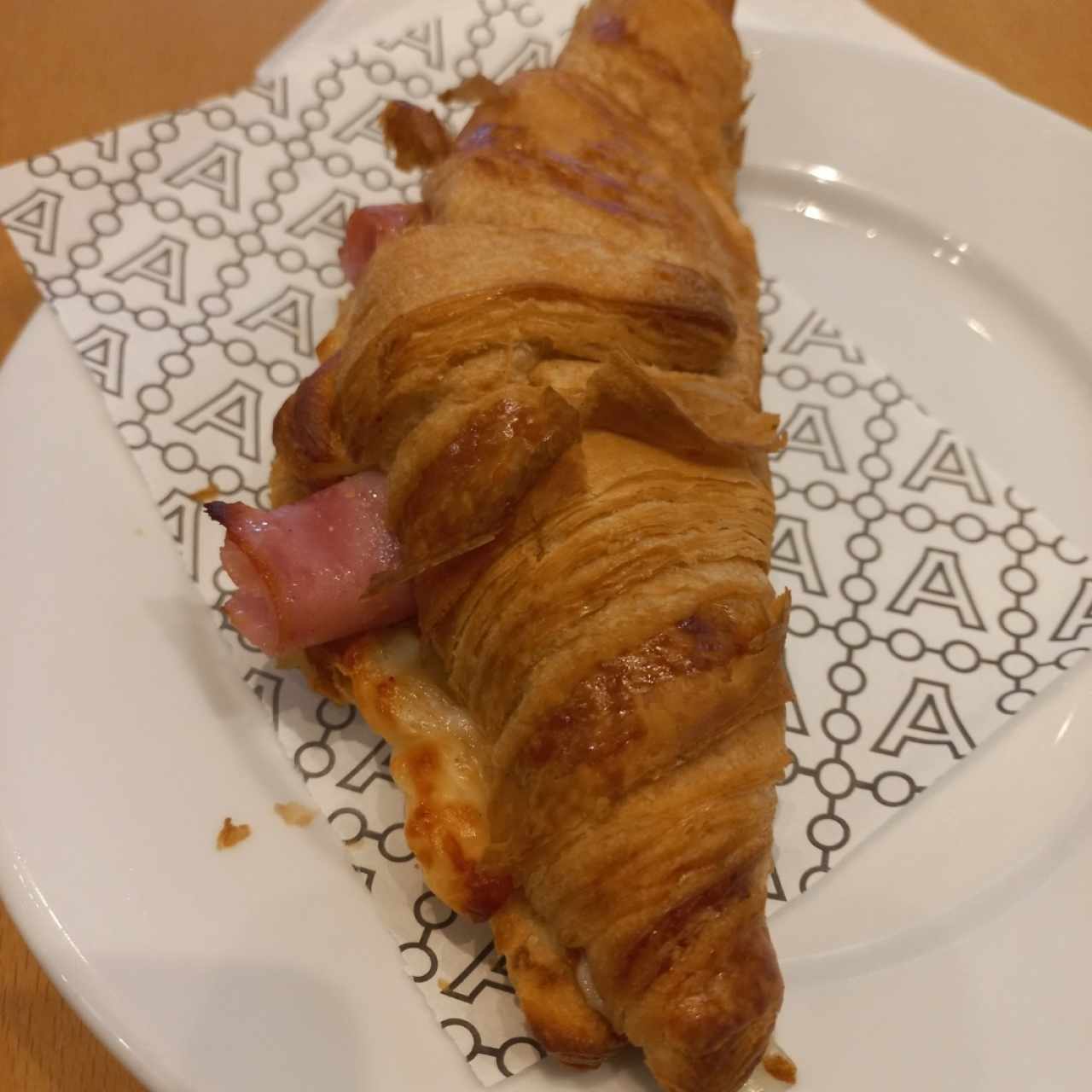 Croissant relleno de jamón y queso