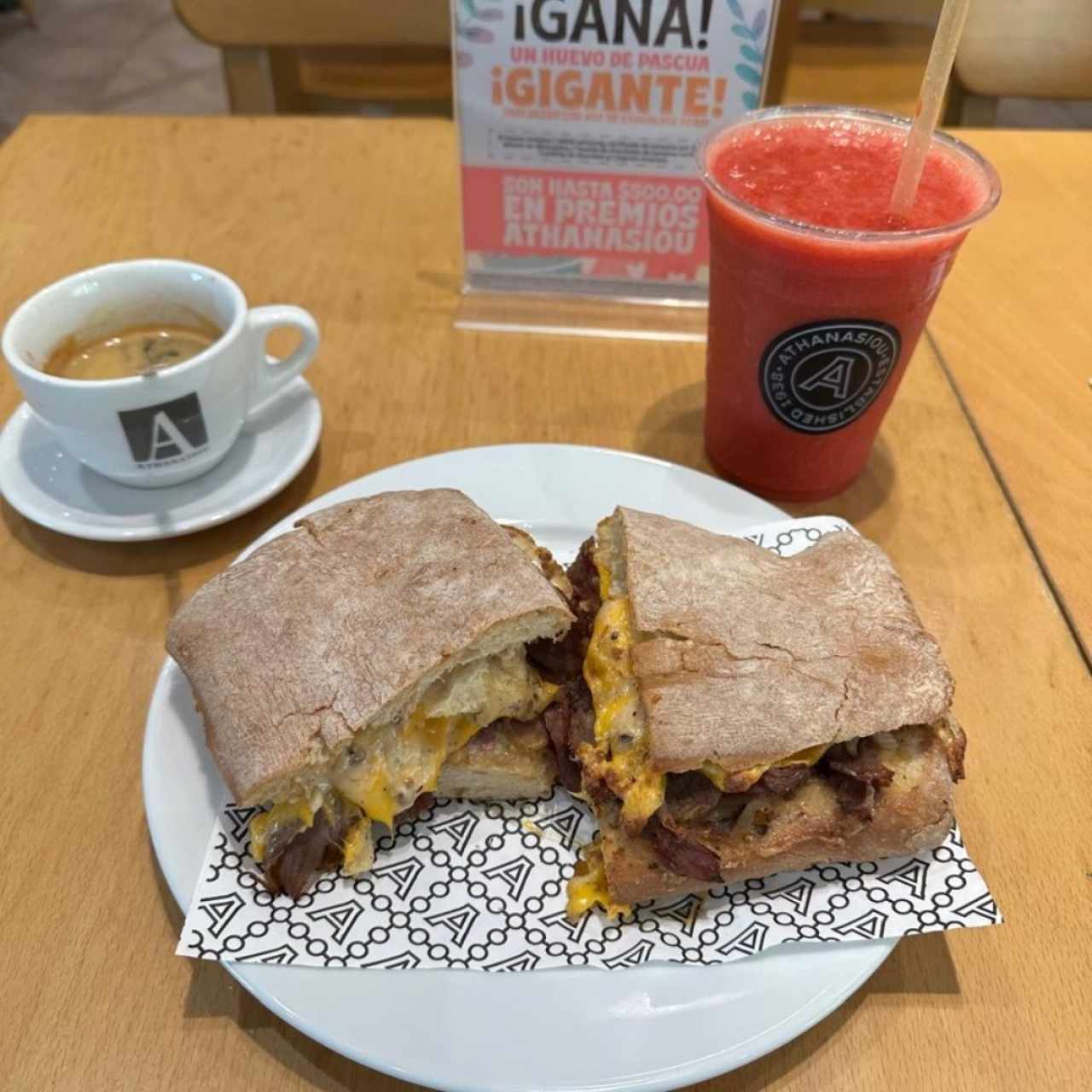 Pastrami de la casa y cafe y Smoothie 