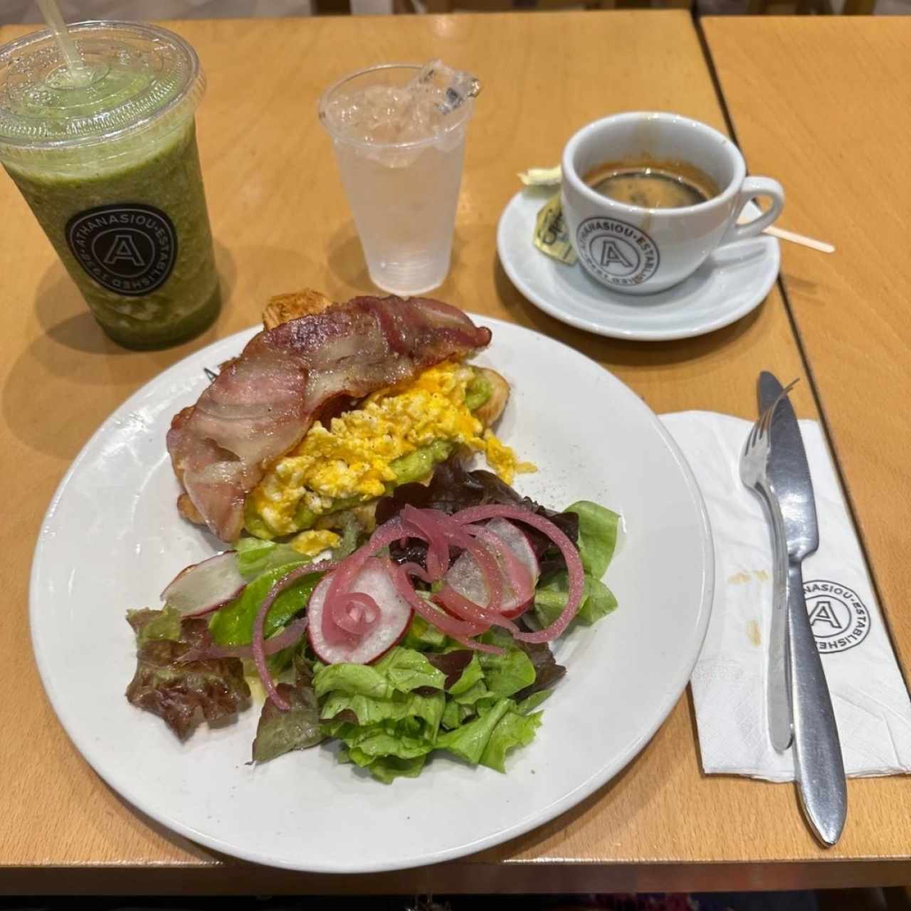 avocado croissant huevo revuelto y tocino 