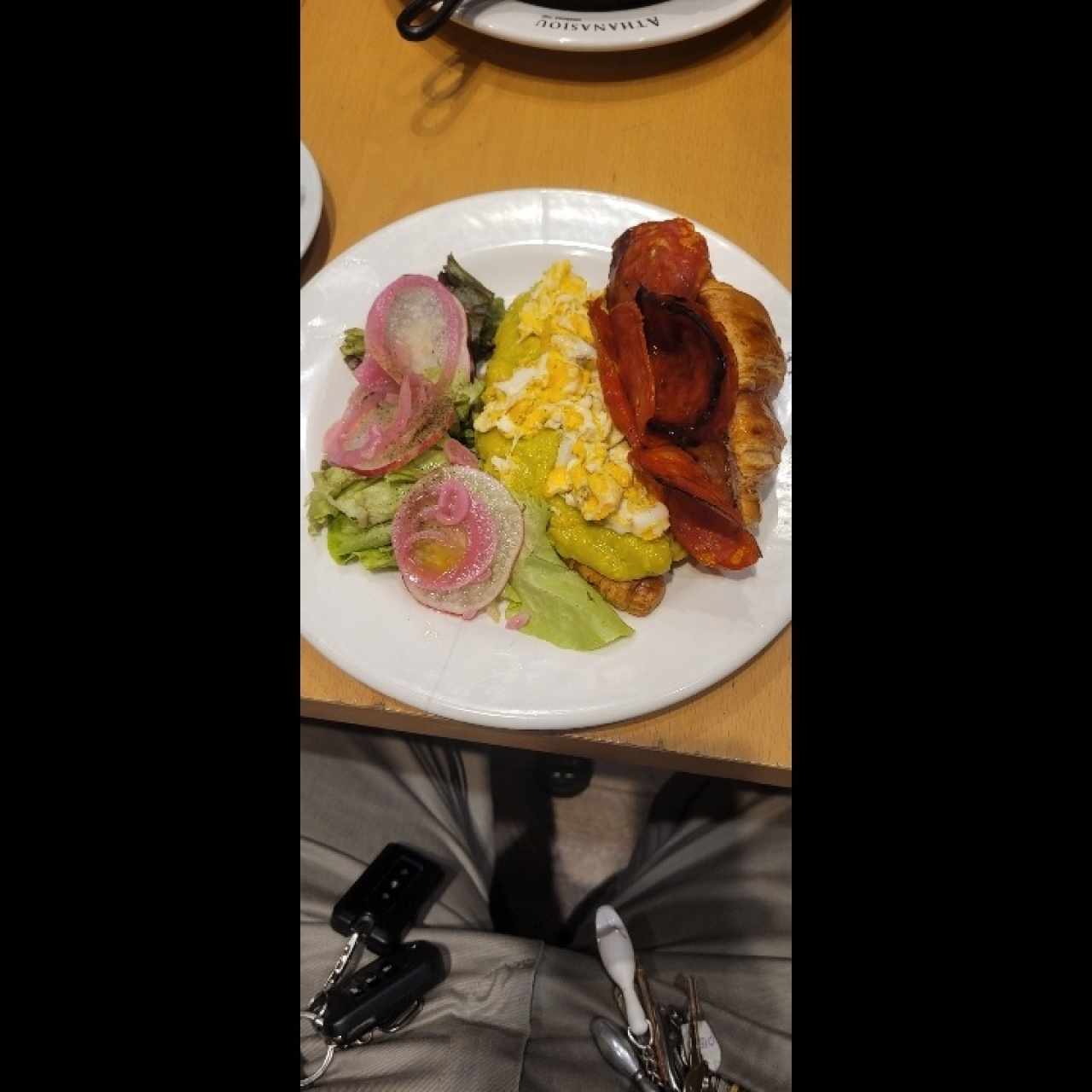 Avocado croissant con cantimpalo 