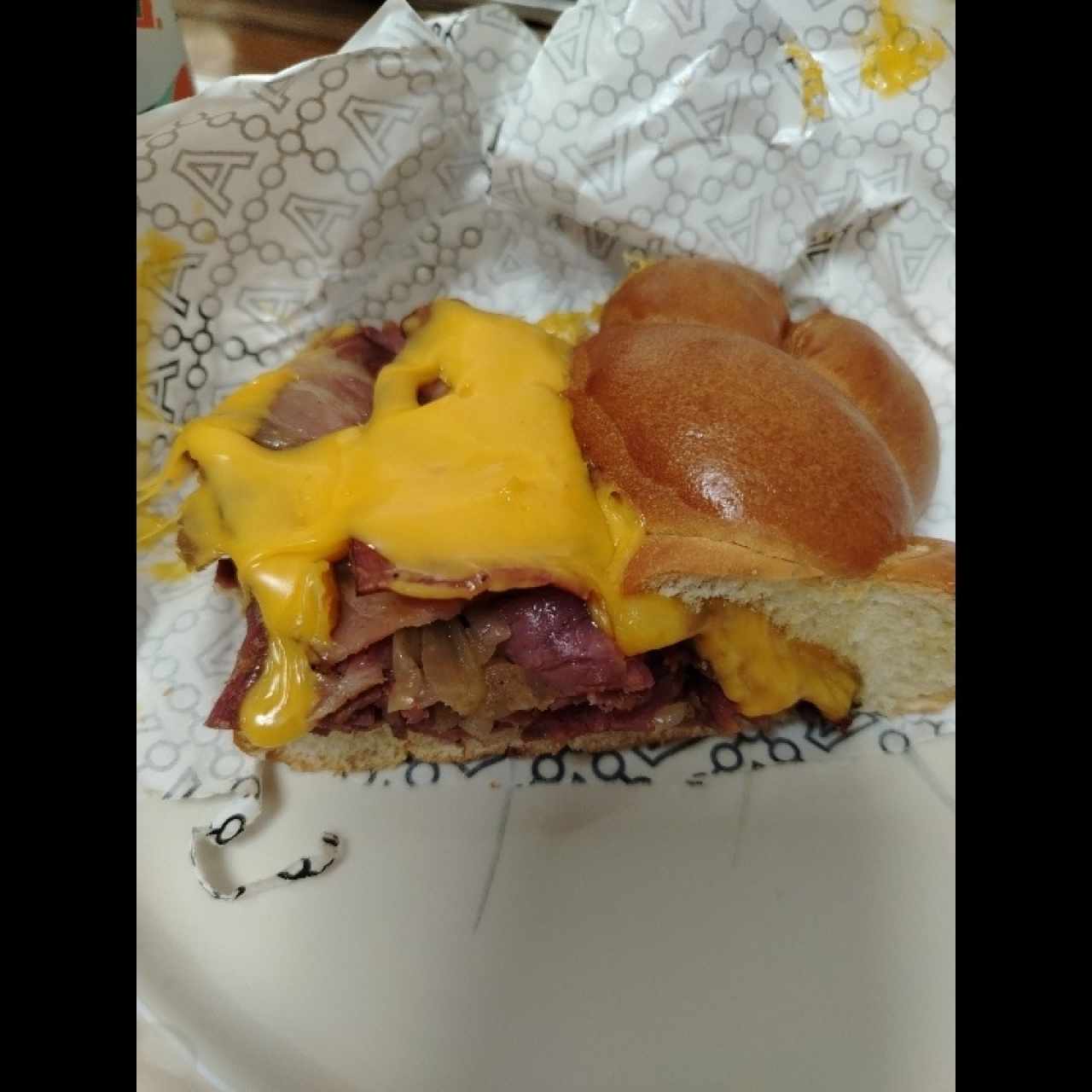 Emparedado pastrami con extra tocino 