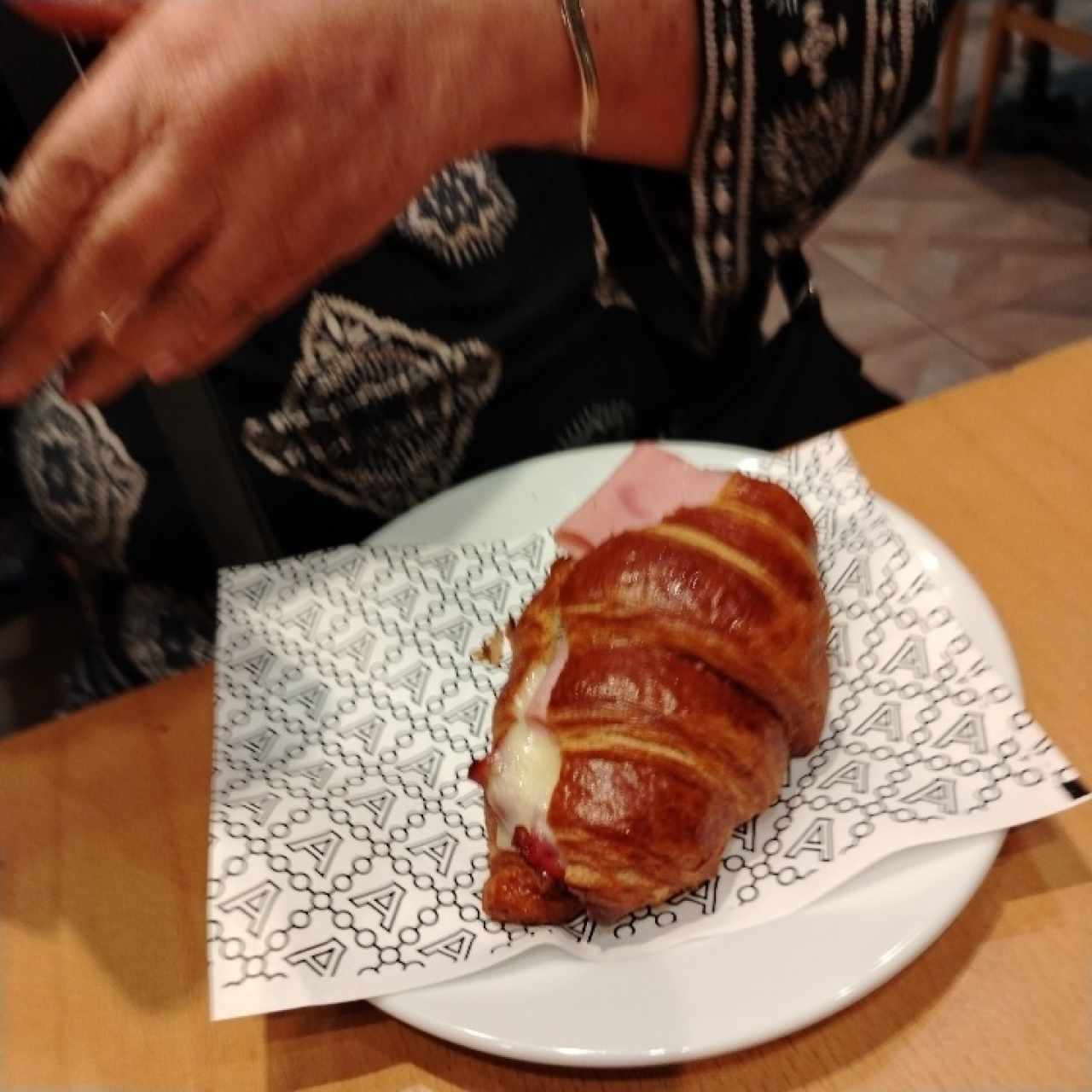 Emparedado croissant jamón y queso 
