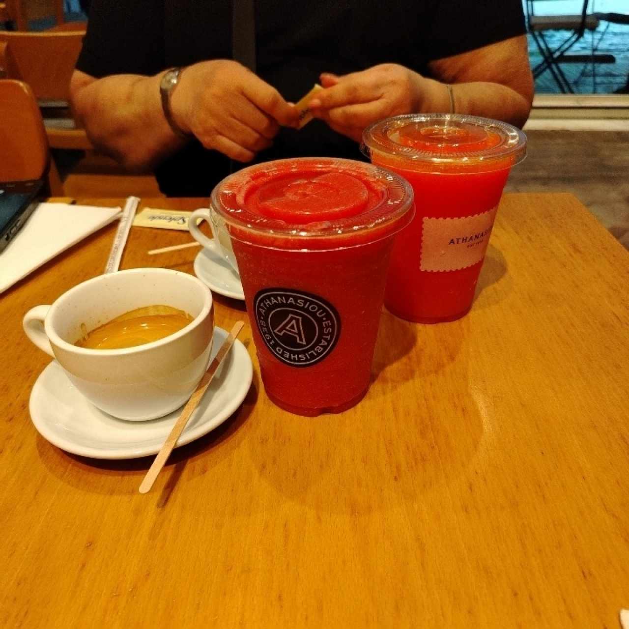 Café expreso doble y smoothie papayas y fresa 