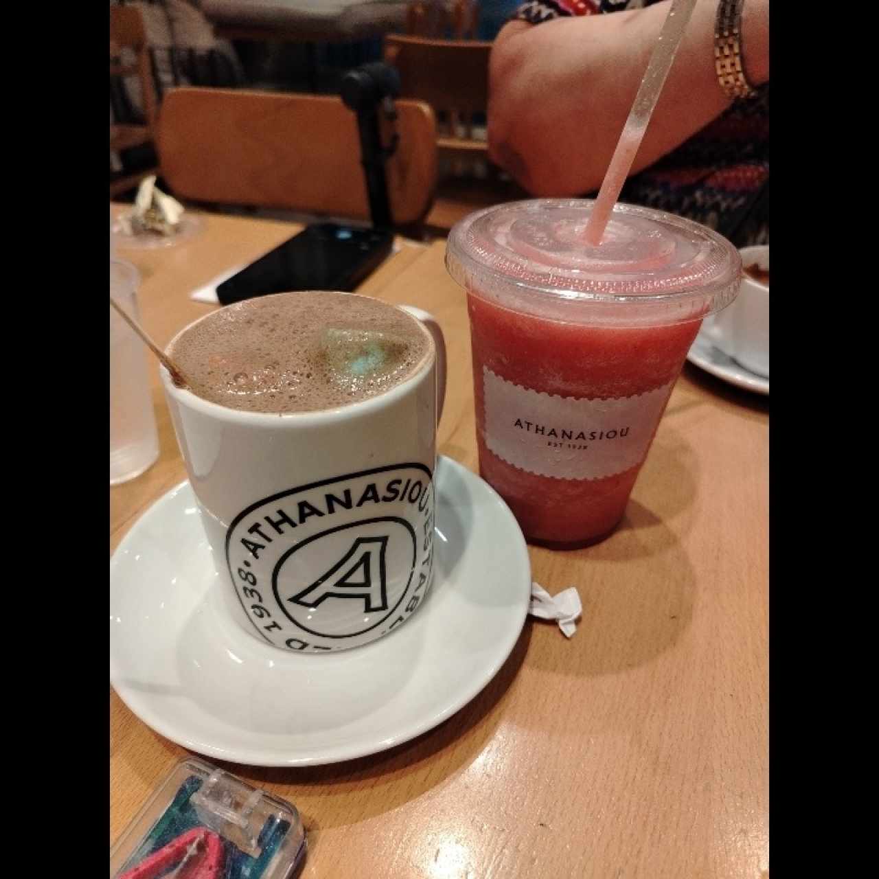 Chocolate caliente y smoothie fresa 