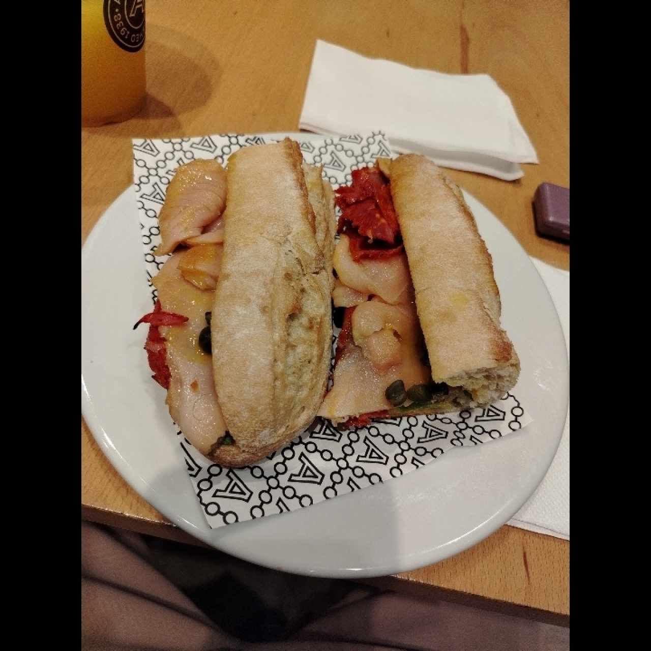 Emparedado salmón con cantimpalo 