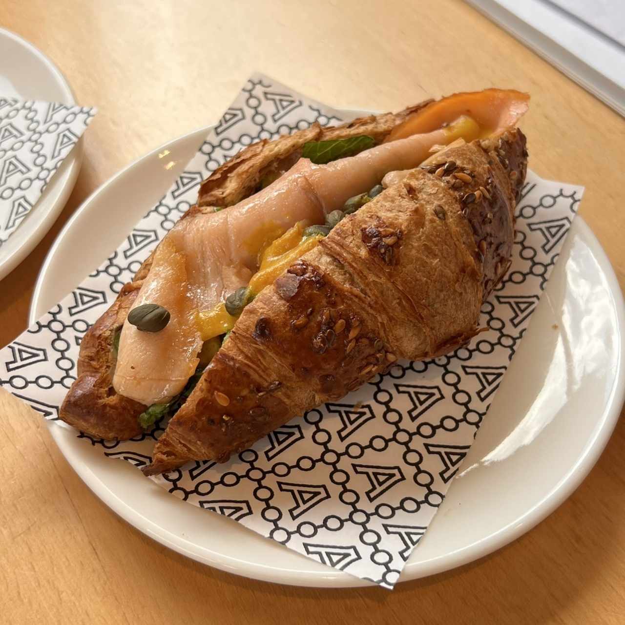Croissant de Salmón y Queso Crema