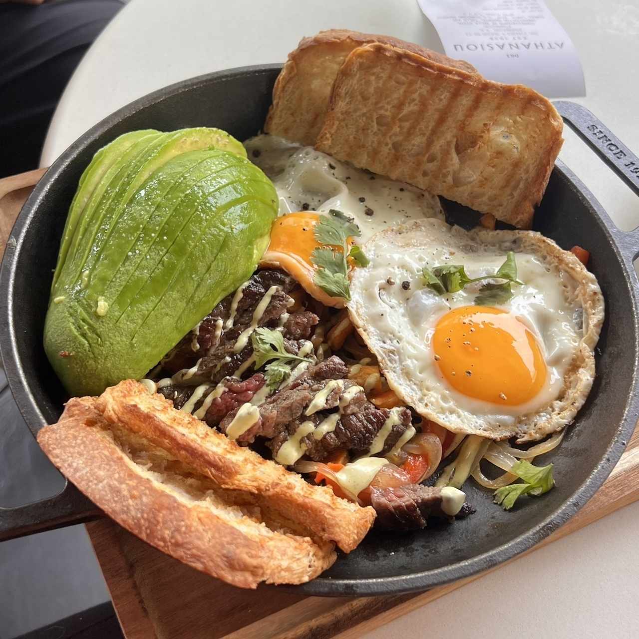 Desayno con huevos y carne de res 