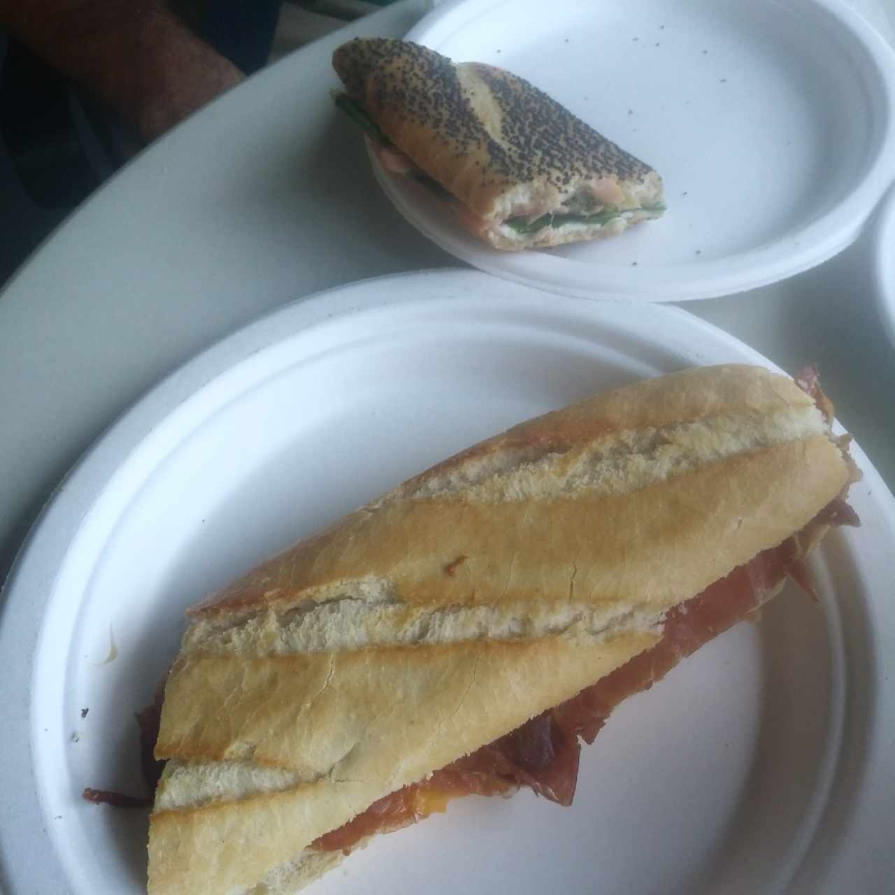 emparedado 3 quesos + jamón serrano / emparedado de salmón
