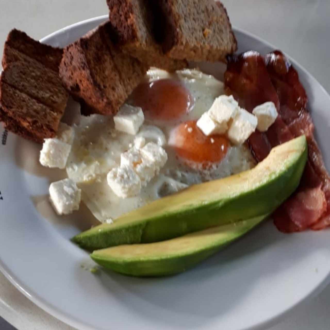 Pan keto tocino aguacates huevos queso