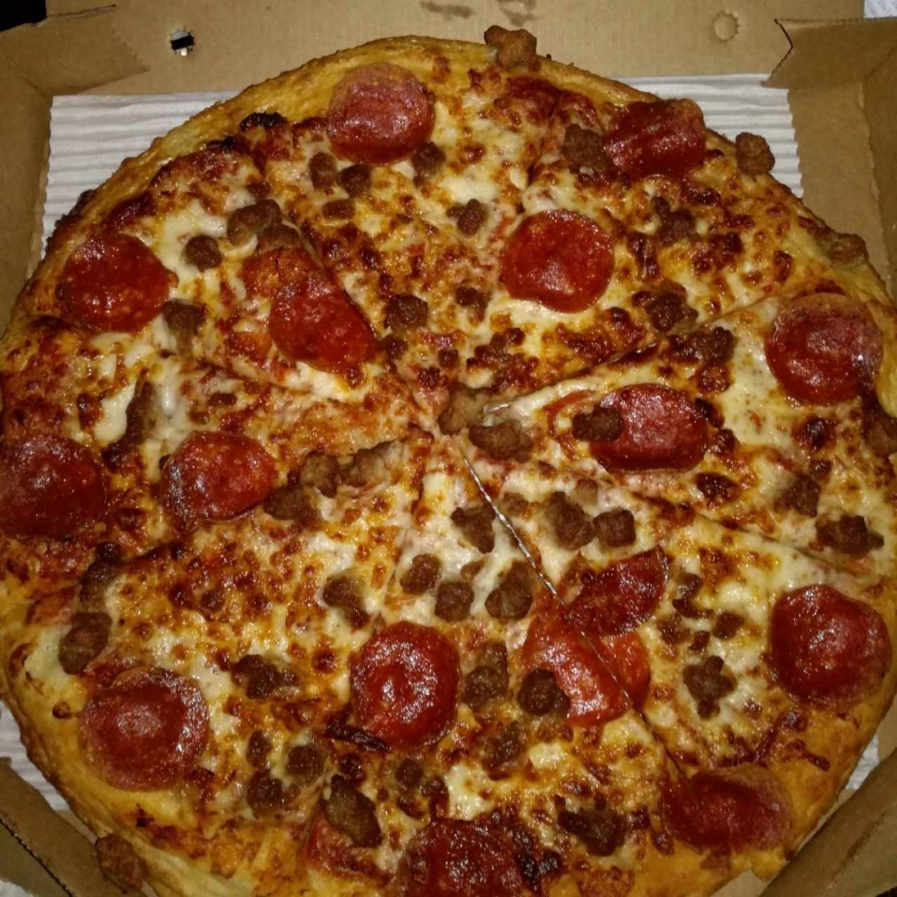 pizza de peperoni con carne