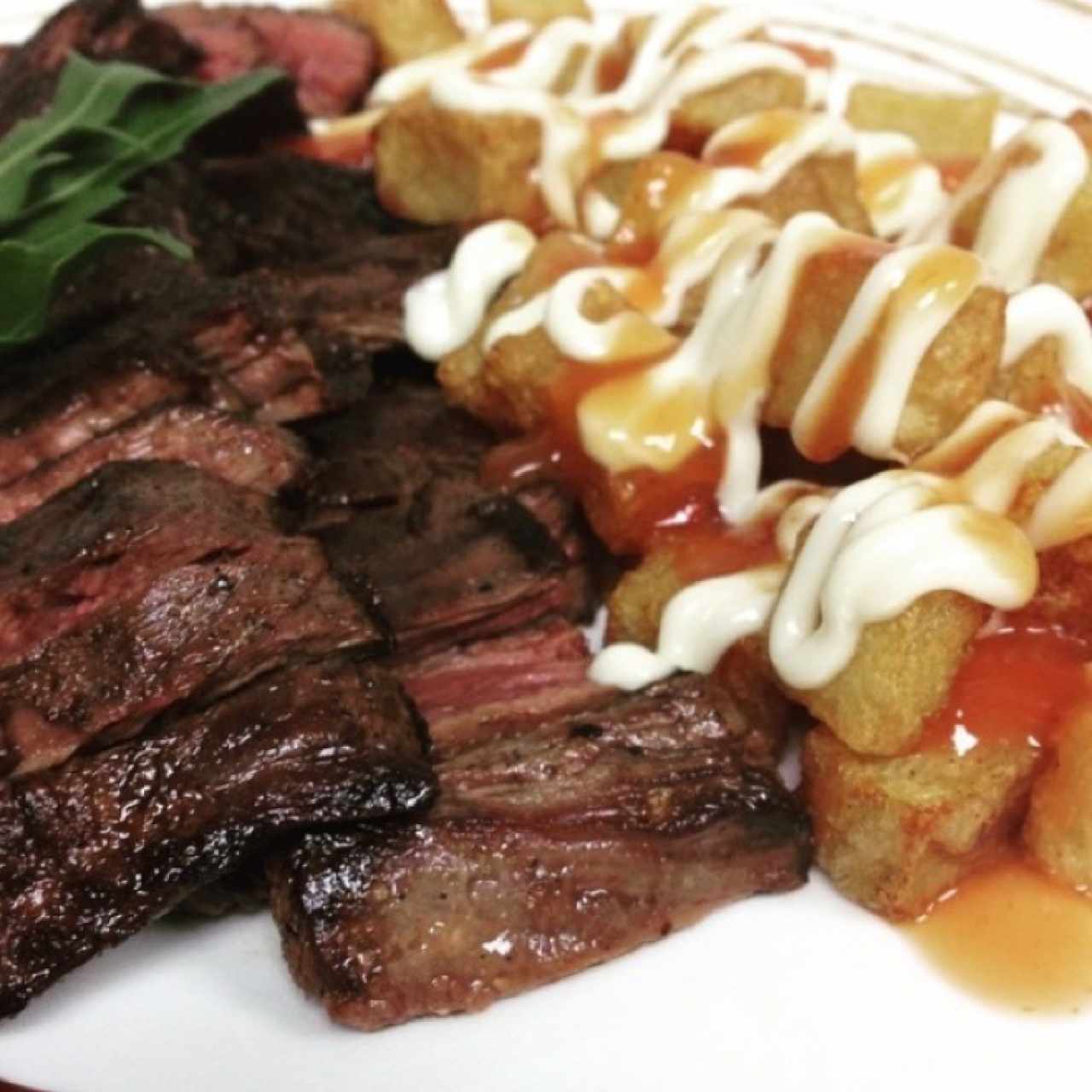 Entraña con papas brava